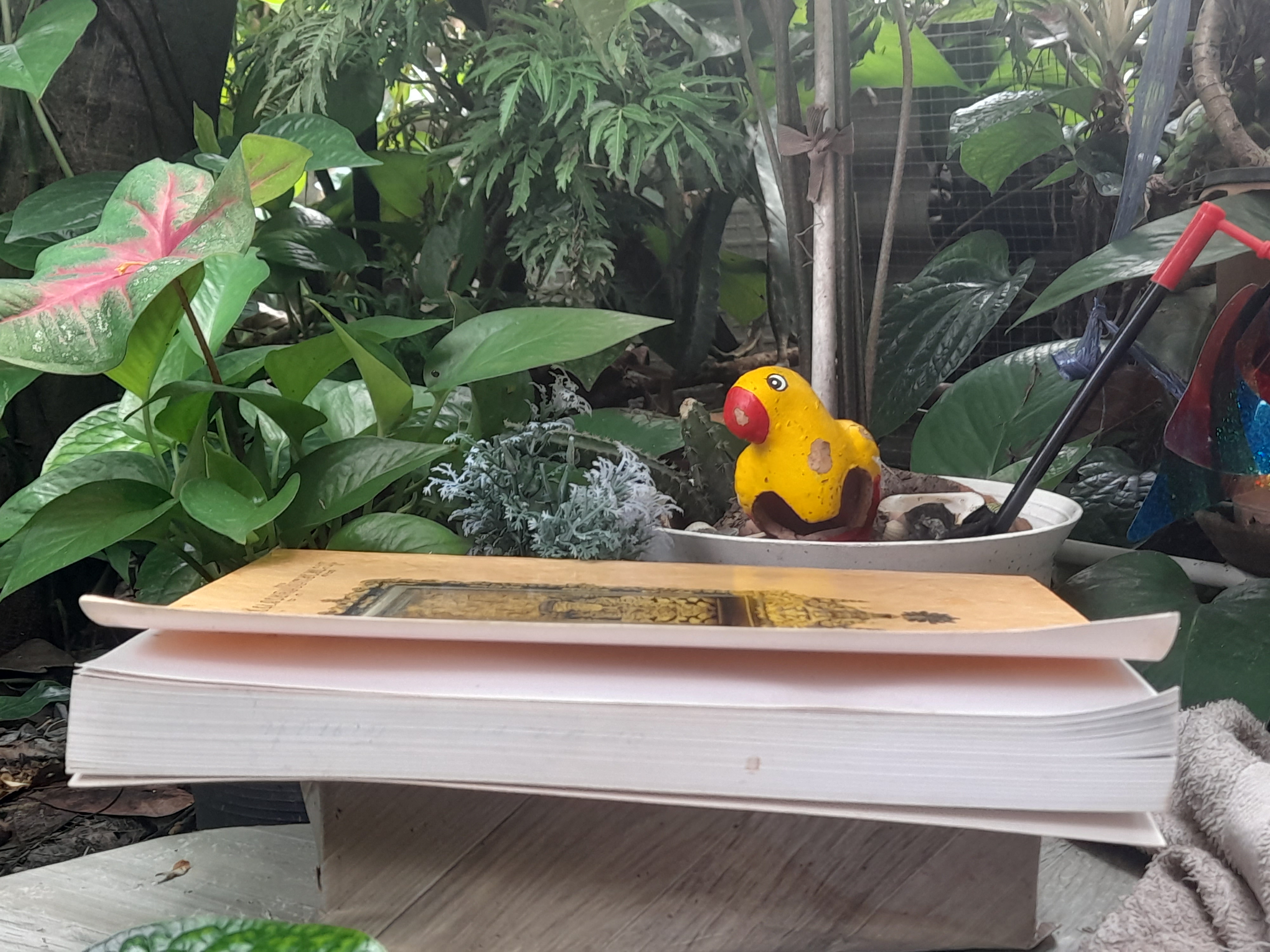 หนังสือประวัติวัดมกุฏกษัตริยารามราชวรวิหาร ประวัติและภาพจิตรกรรมฝาผนัง วัตถุอันล้ำค่า และอาคารสถานที่มีค่าทางประวัติศาสตร์