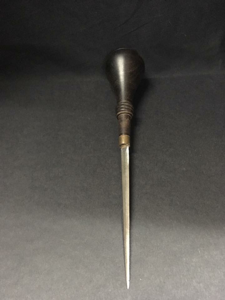 มีดแทงหยวก ผลิตโดยช่างที่มีประสบการณ์กว่า 15 ปี จับถนัด ใบมีดอย่างดี ด้ามไม้ทำจากไม้แท้ไม่จกตา