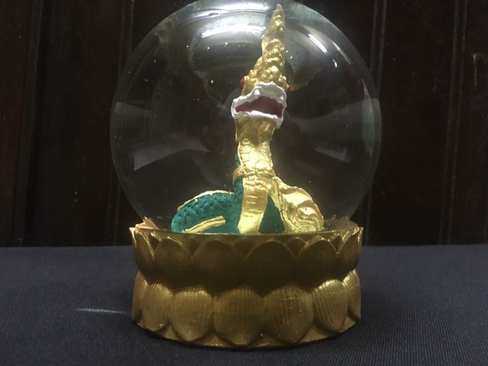 พญานาคในลูกแก้วพร้อมผงทอง