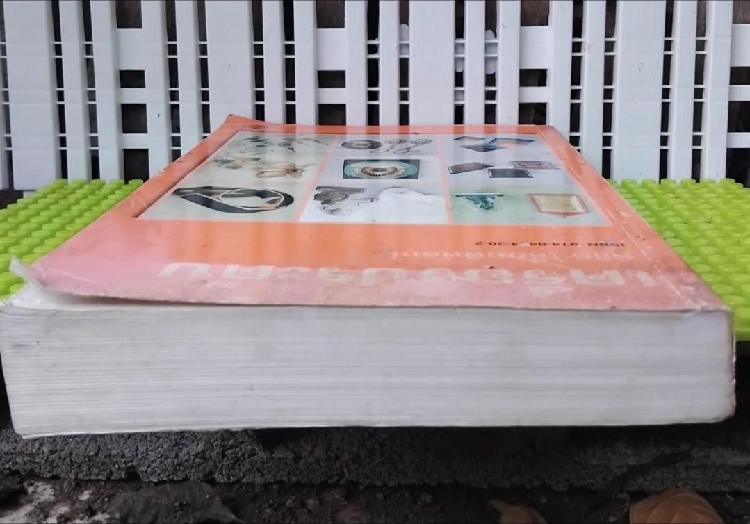 หนังสือวิชาชีพเพื่อประชาชน เครื่องประดับ โดย พิชิต เลี่ยมพิพัฒน์ สามารถนำความรู้เกี่ยวเครื่องประดับมาใช้ทำงานได้จริง สภาพสะสม