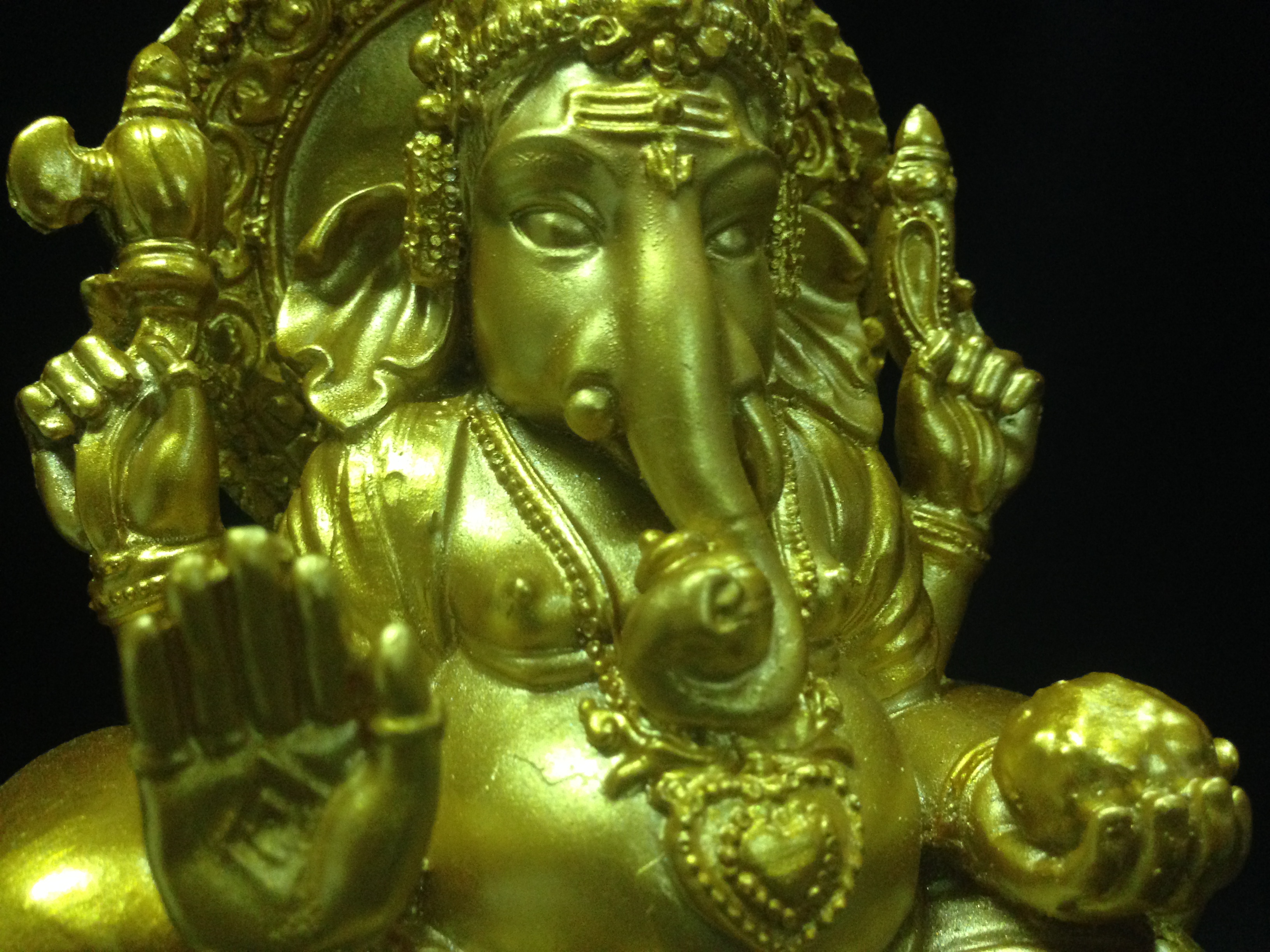 พระพิฆเนศ ปางนั่งบัลลังก์ สีทอง