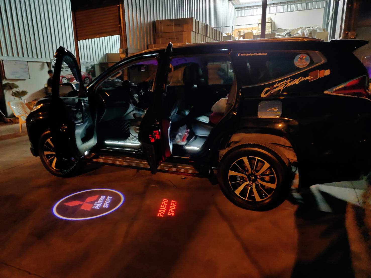 ไฟส่องประตู Pajero Sport (ตัวหนังสือ สีแดง)