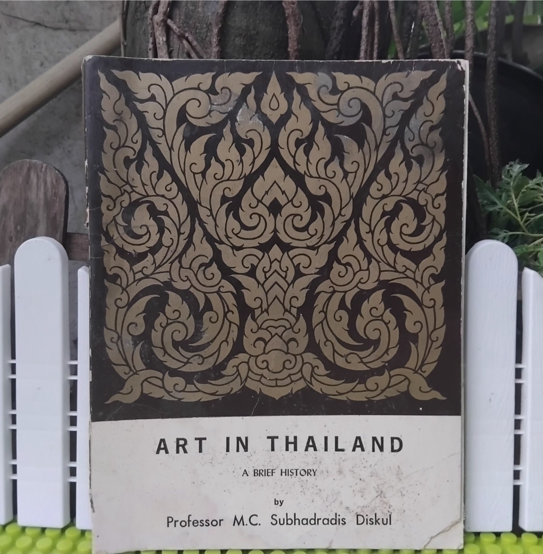 ART IN THAILAND A Brief History โดย ศ.มจ.สุภัทรดิศ ดิศกุล ภาษาอังกฤษ **อ่านสภาพหนังสือก่อนตัดสินใจครับ**