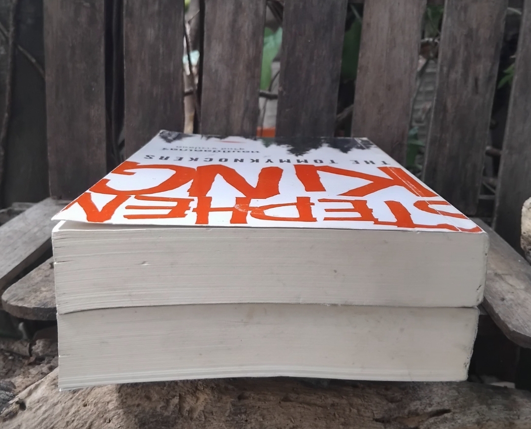 ทอมมี่น็อคเกอร์ THE TOMMYKNOCKERS 2 เล่มจบ โดย STEPHEN KING สภาพสวยมาก