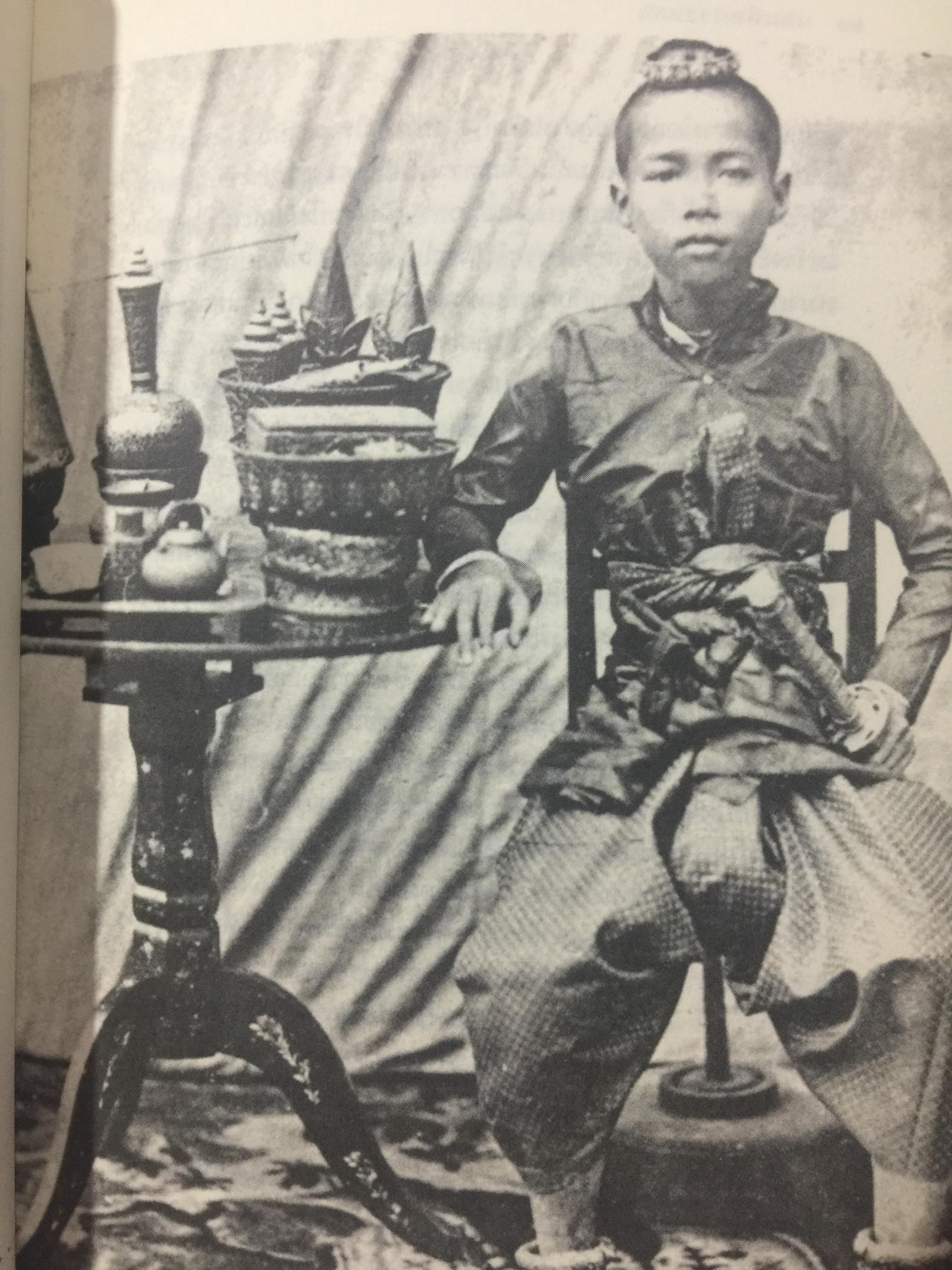 หอมติดกระดาษ. เล่าเรื่องชีวิตสาวชาววัง. ผู้เขียน ศันสนีย์ วีระศิลป์ชัย เป็นหนังสือศิลปวัฒนธรรมฉบับพิเศษ 0 กก.