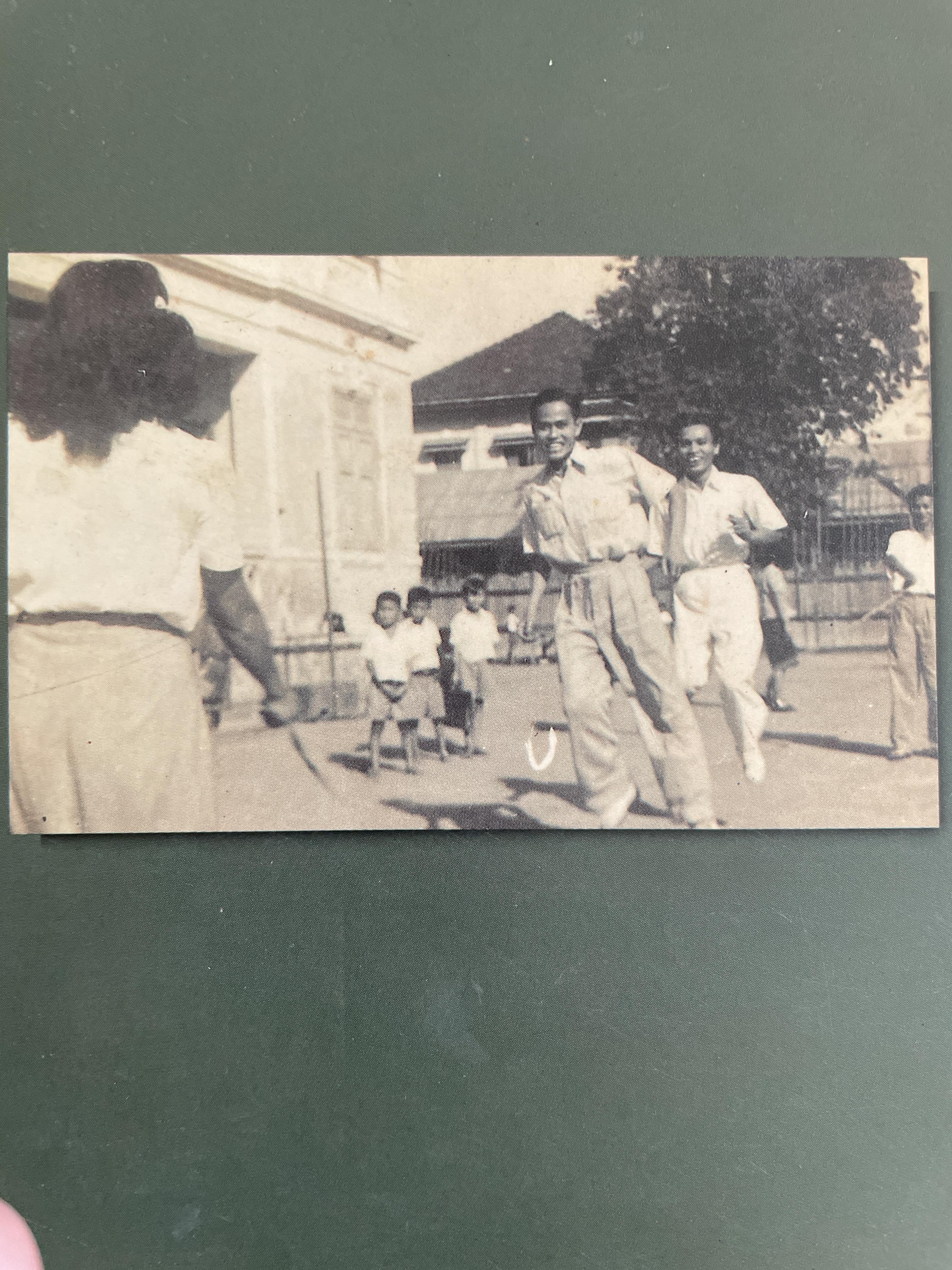 รวม วงษ์พันธ์ วีรบุรุษนักรบของประชาชน เป็นหนังสืออนุสรณ์เนื่องในงานฌาปนกิจศพ ฯ ณ เมรุวัดมกุฎกษัตริยาราม เขตพระนคร กทม วันอาทิตย์ที่ 23 เมษายน พศ. 2538 600 กรัม