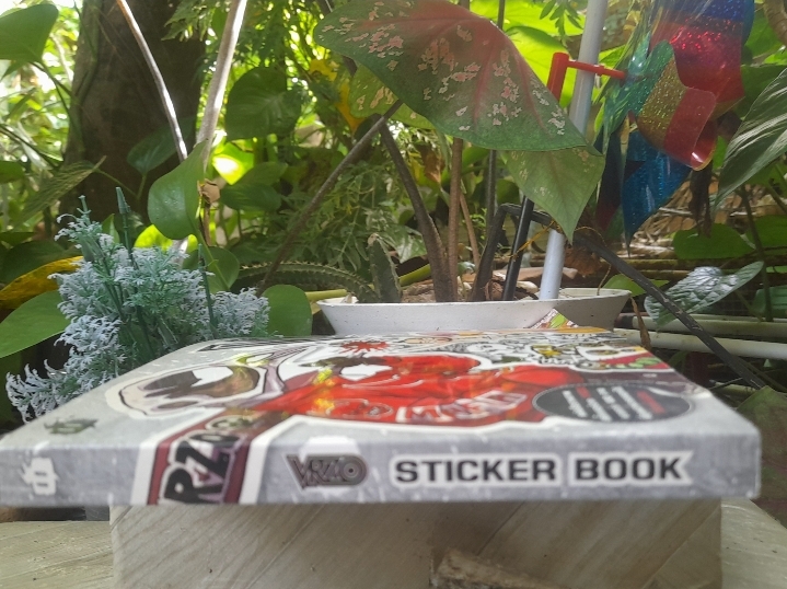 VRZO STICKER BOOK หนังสือรวมภาพ สติ๊กเกอร์จาก VRZO มากกว่า 100 ลาย ที่คุณสามารถลอกไปใช้ได้จริง