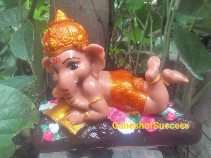 พระพิฆเนศเบบี้ ปางทรงอักษร ศึกษาอ่านตำรา เหมาะสำหรับผู้มีสติปัญญาหรือผู้ที่มีลูกน้องใต้บังคับบัญชา บูชาแล้วดี