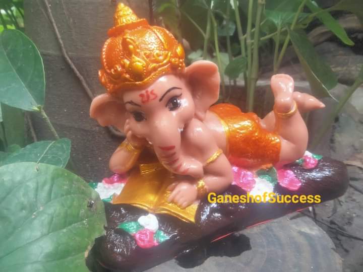 พระพิฆเนศเบบี้ ปางทรงอักษร ศึกษาอ่านตำรา เหมาะสำหรับผู้มีสติปัญญาหรือผู้ที่มีลูกน้องใต้บังคับบัญชา บูชาแล้วดี