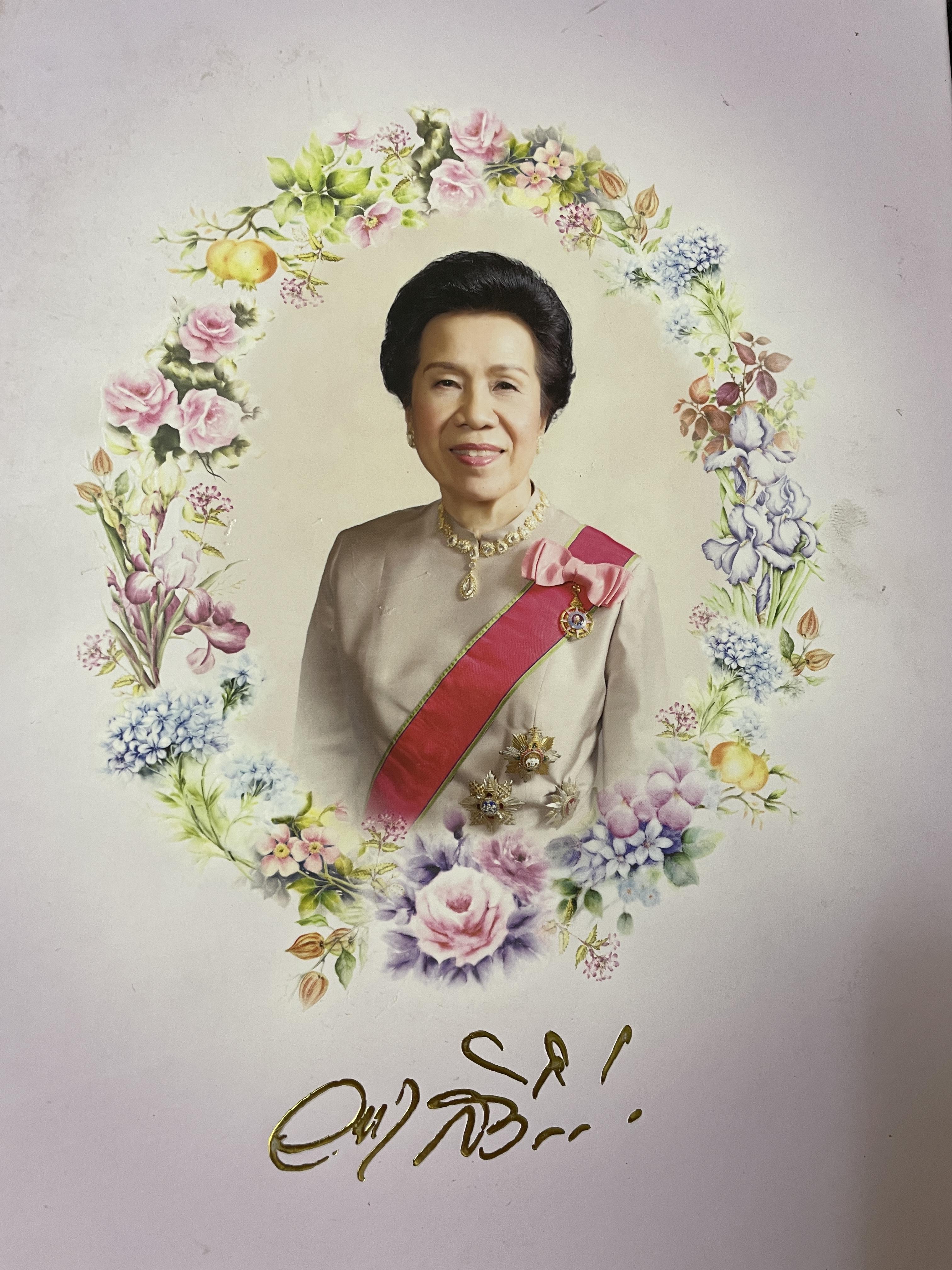 ความทรงจำนิจนิรันทร์ หนังสือที่ระลึกในงานพระราชทานเพลิงศพ คุณหญิงวรรณา สิริวัฒนภ้กดี 5,500 กรัม