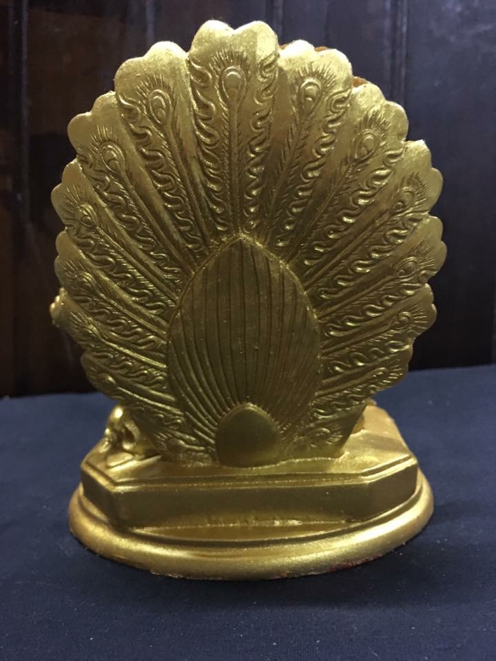 พระพิฆเนศองค์ทองสง่าประทับคู่นกยูง เสริมความรัก