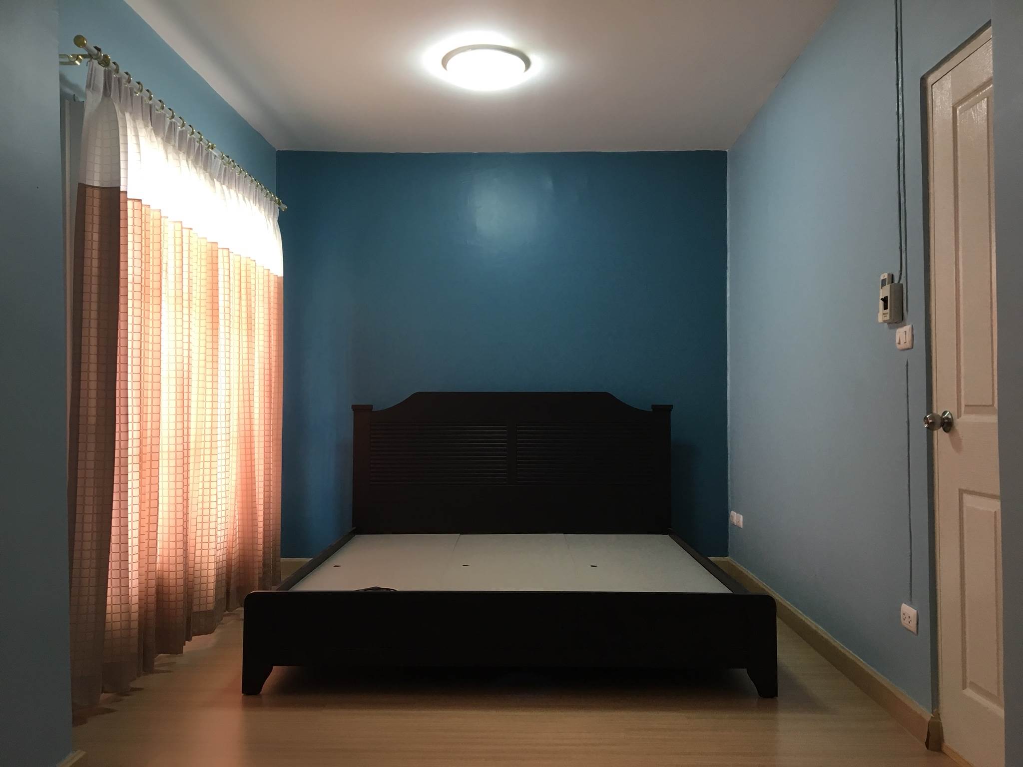 หมู่บ้านพฤกษา 54 บางใหญ่-เซ็นทรัลเวสท์เกต ถนนกาญจนาภิเษก (ซ.คลองถนน) หน้ากว้าง 6 เมตร สภาพแวดล้อมดีเยี่ยม เดินทางสะดวก 5นาทีถึง รถไฟฟ้าสายสีม่วงสถานี "ตลาดบางใหญ่" และ สถานี"คลองบางไผ่"