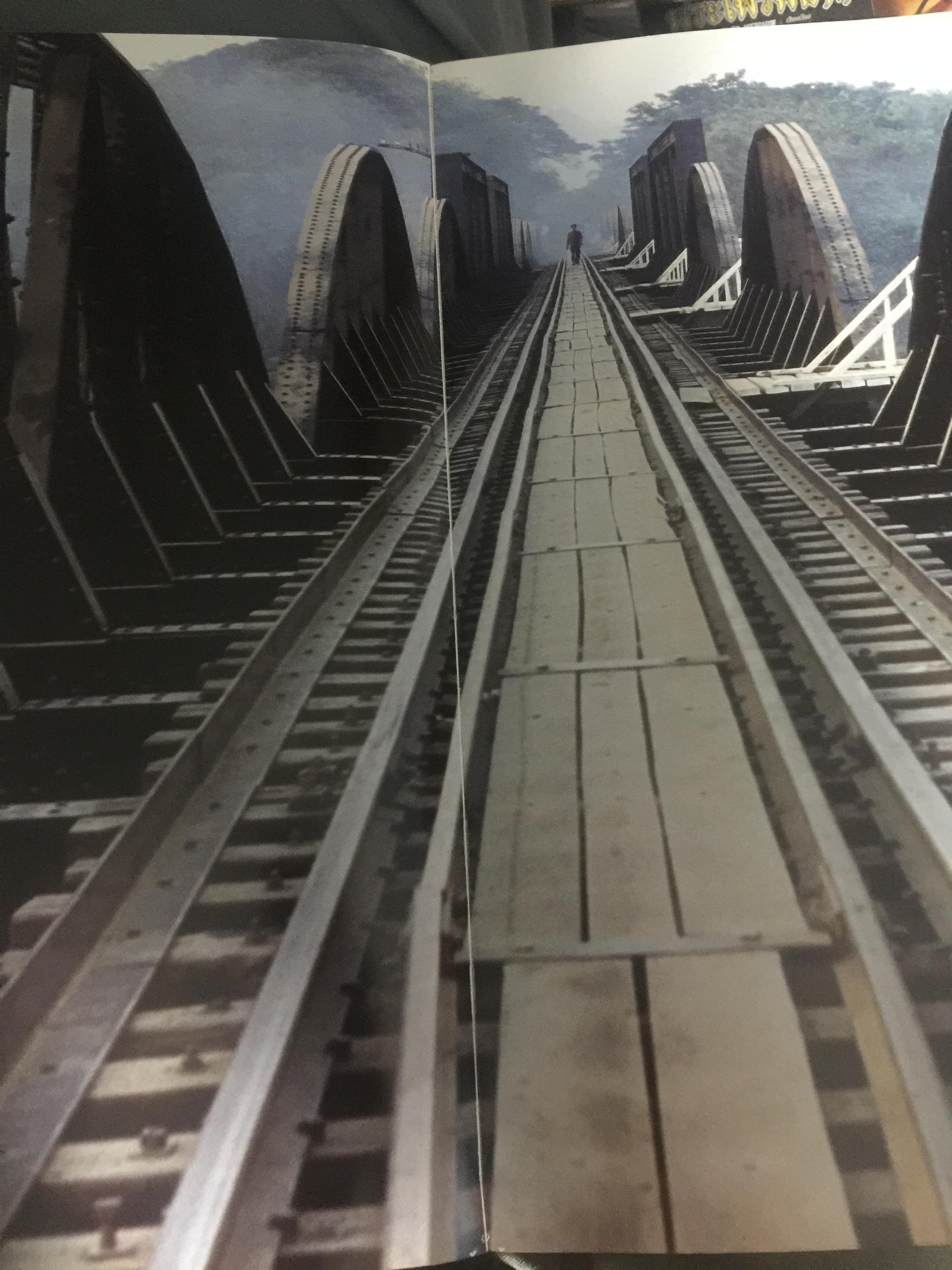 THAILAND A Day in the Life of Thailand. Photographed by more than 50 of the World ‘s best Photojournalists on a single day 750 กรัม