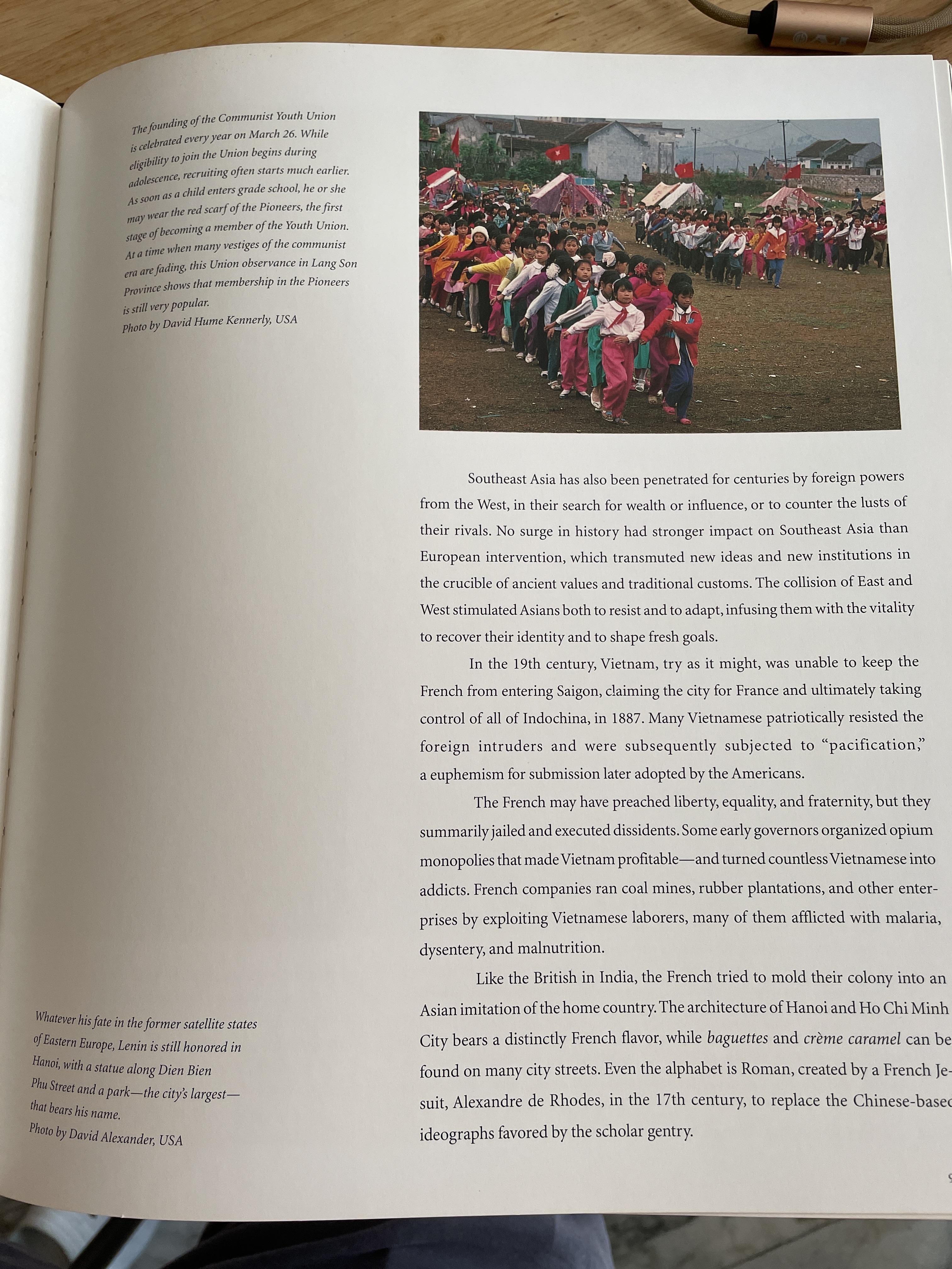 PASSAGE TO. VIETNAM. THROUGH THE. EYES OF SEVENTY PHOTOGRAPHERS. 0 กก.