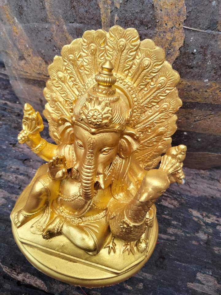 (งานสีใหม่)พระพิฆเนศองค์สีทองประทับคู่นกยูง เสริมความสำเร็จด้านความรัก ความสัมพันธ์และมิตรภาพที่ยั่งยืน...!!!