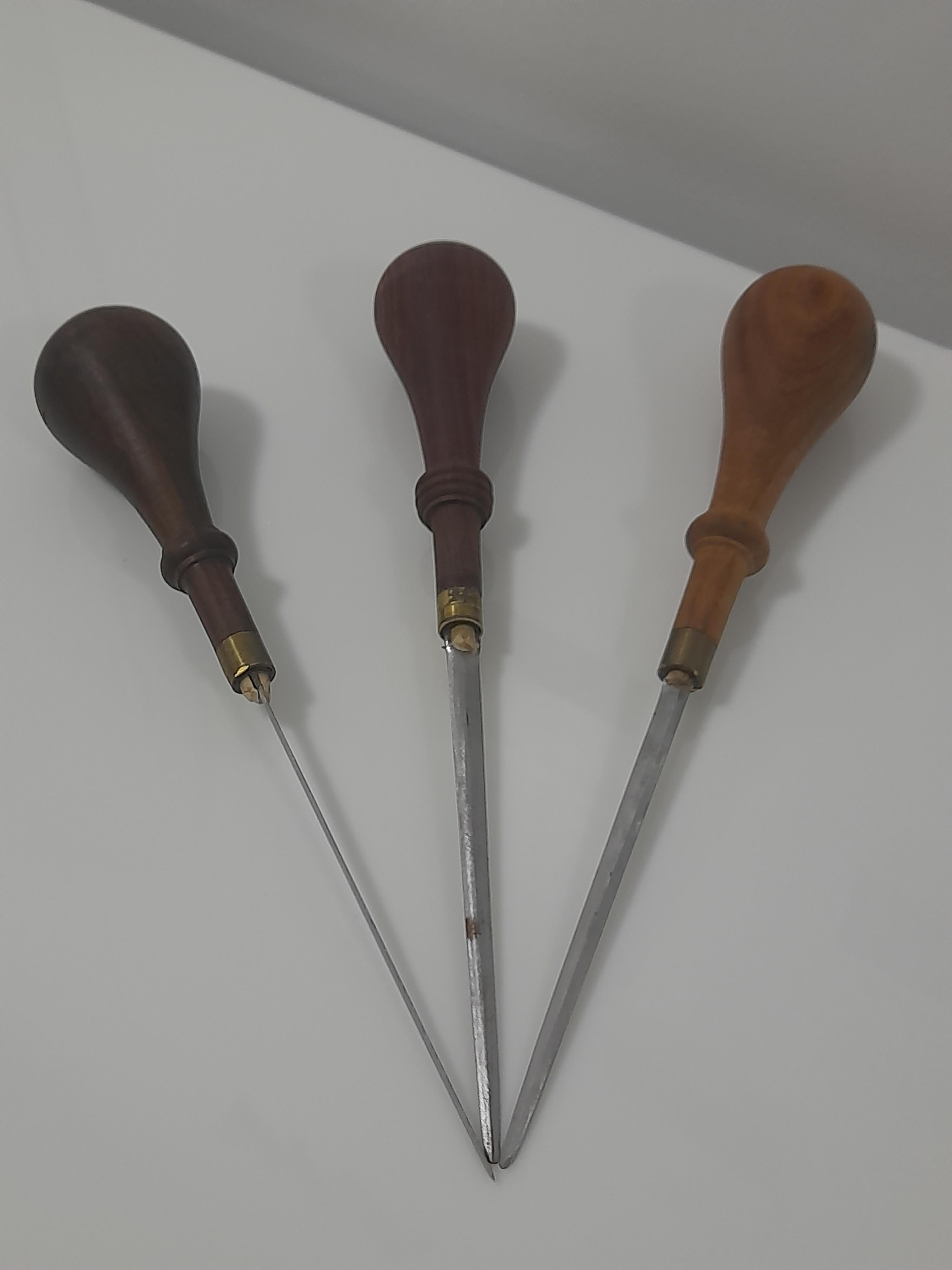 มีดแทงหยวก ผลิตโดยช่างที่มีประสบการณ์กว่า 15 ปี จับถนัด ใบมีดอย่างดี ด้ามไม้ทำจากไม้แท้ไม่จกตา