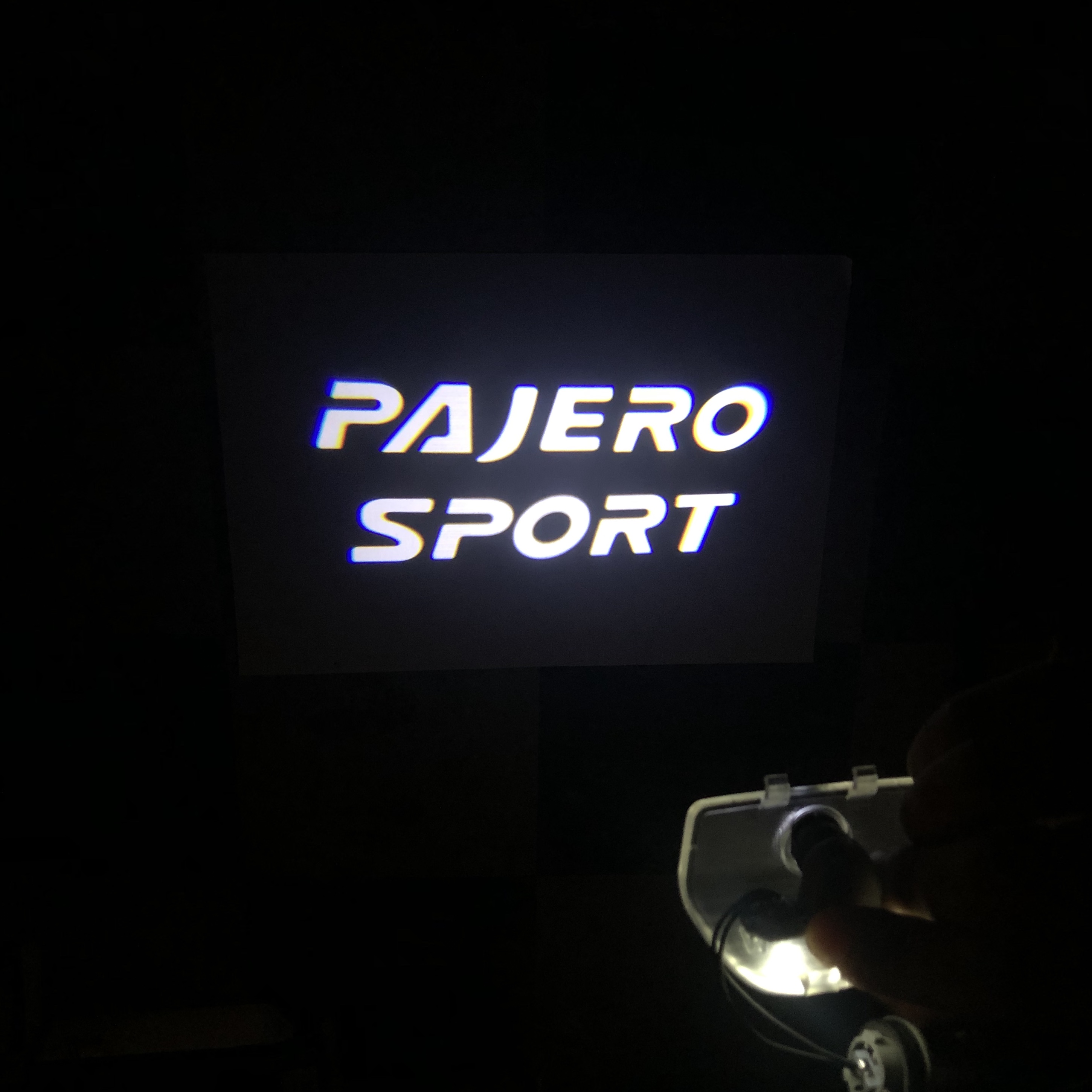 ไฟส่องประตู Pajero Sport (ตัวหนังสือ สีขาว)