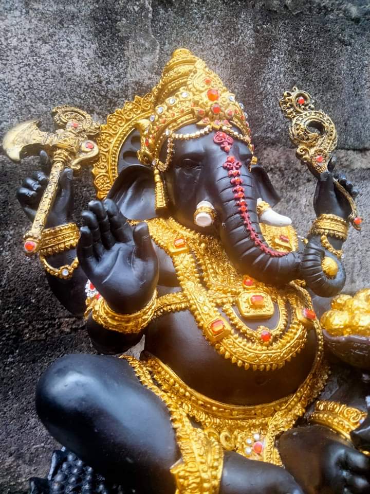 พระพิฆเนศองค์ดำ อภิมหาเศรษฐี ปางราหู ***ลงสีทองเครื่องทรงเต็มองค์ พร้อมประดับเพชรพลอย