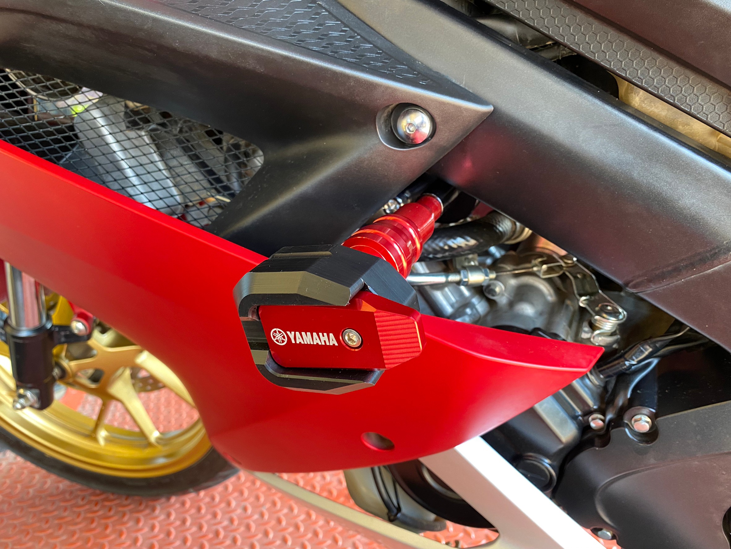 กันล้มข้างเครื่อง YAMAHA R15 V3 ปี2017-2020 งานCNCแข็งแรงทนทาน