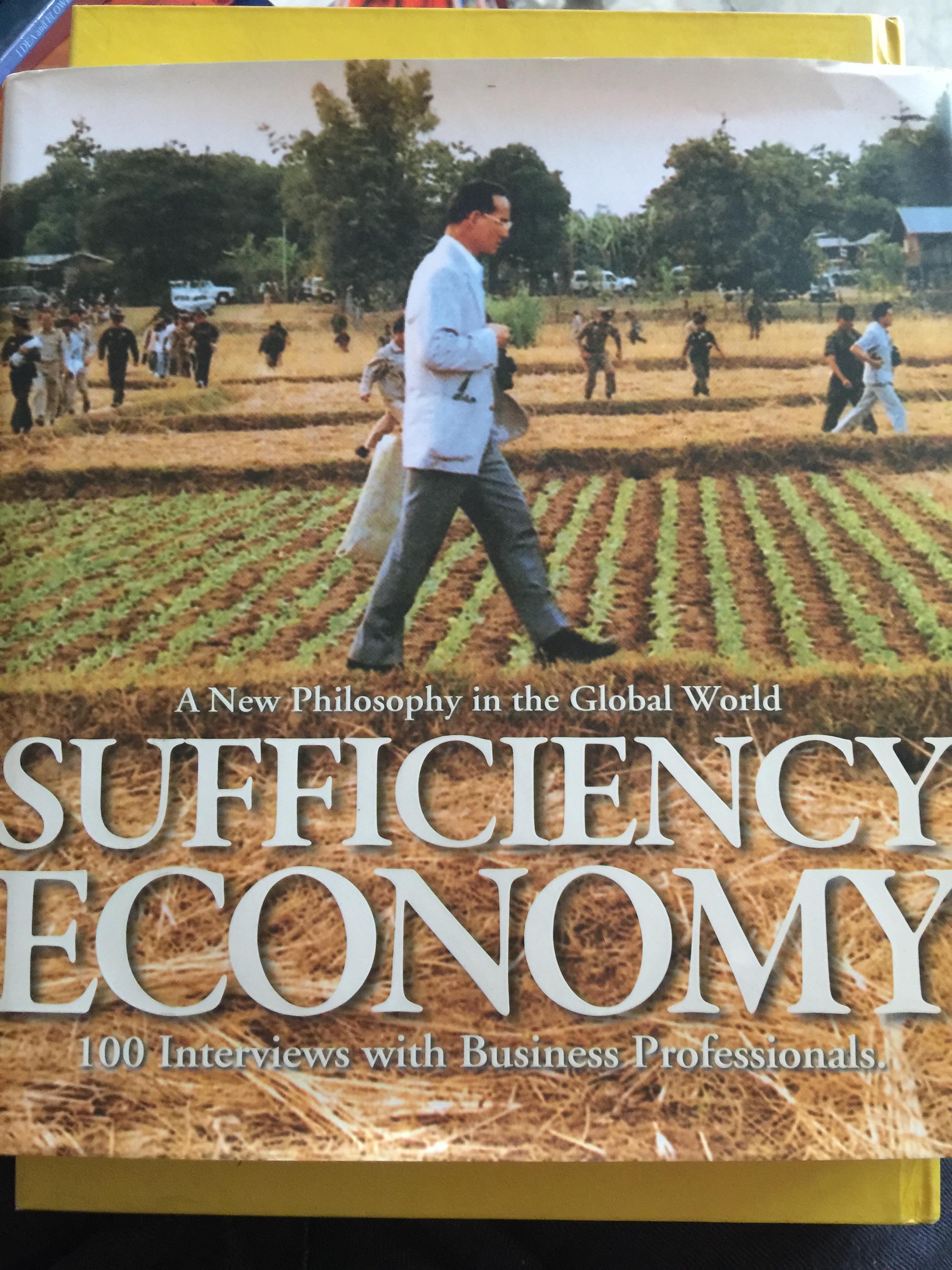 เศรษฐกิจพอเพียง. ปรัชญาใหม่ในยุคโลกาภิวัฒน์. SUFFICIENCY ECONOMY. A New Philosophy in the Global world. 100 Interviews. with Business Professionals. 3 ภาษา ไทย-จีน-อังกฤษ 0 กก.