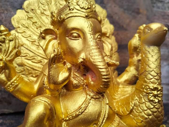 (งานสีใหม่)พระพิฆเนศองค์สีทองประทับคู่นกยูง เสริมความสำเร็จด้านความรัก ความสัมพันธ์และมิตรภาพที่ยั่งยืน...!!!