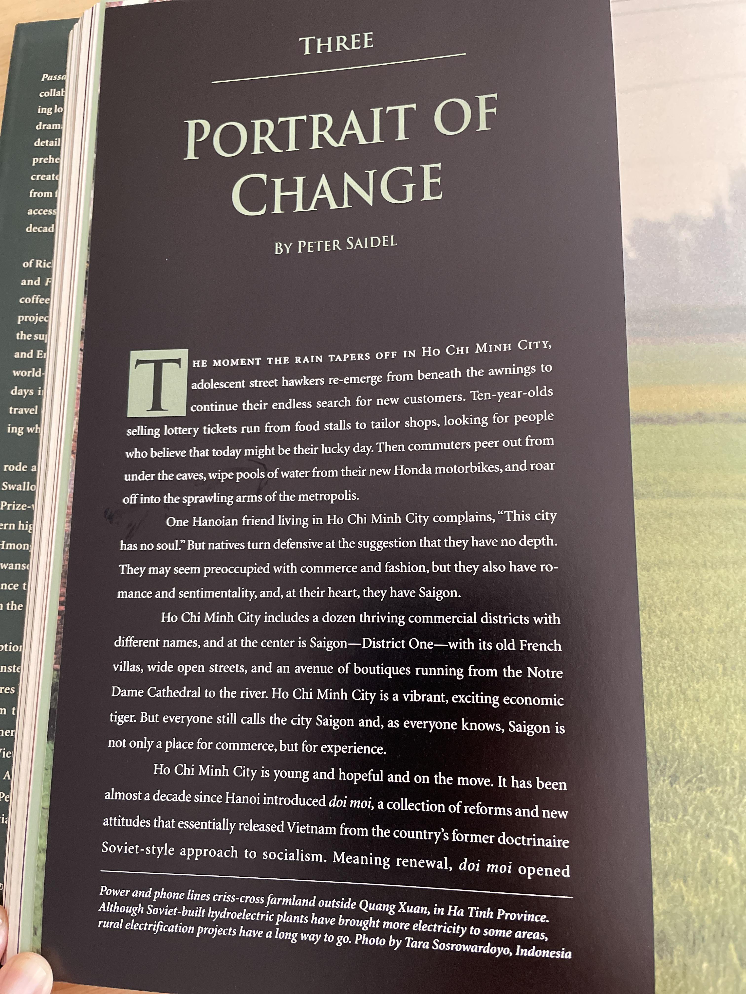 PASSAGE TO. VIETNAM. THROUGH THE. EYES OF SEVENTY PHOTOGRAPHERS. 0 กก.