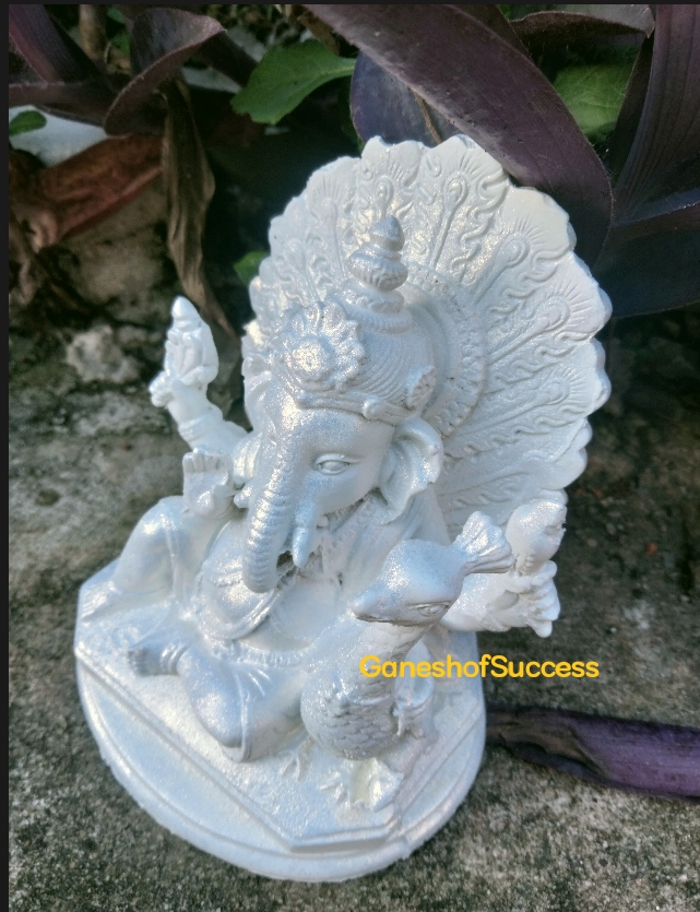 พระพิฆเนศประทับคู่นกยูง สีขาวล้วน เสริมความสำเร็จด้านความรัก สำเนา