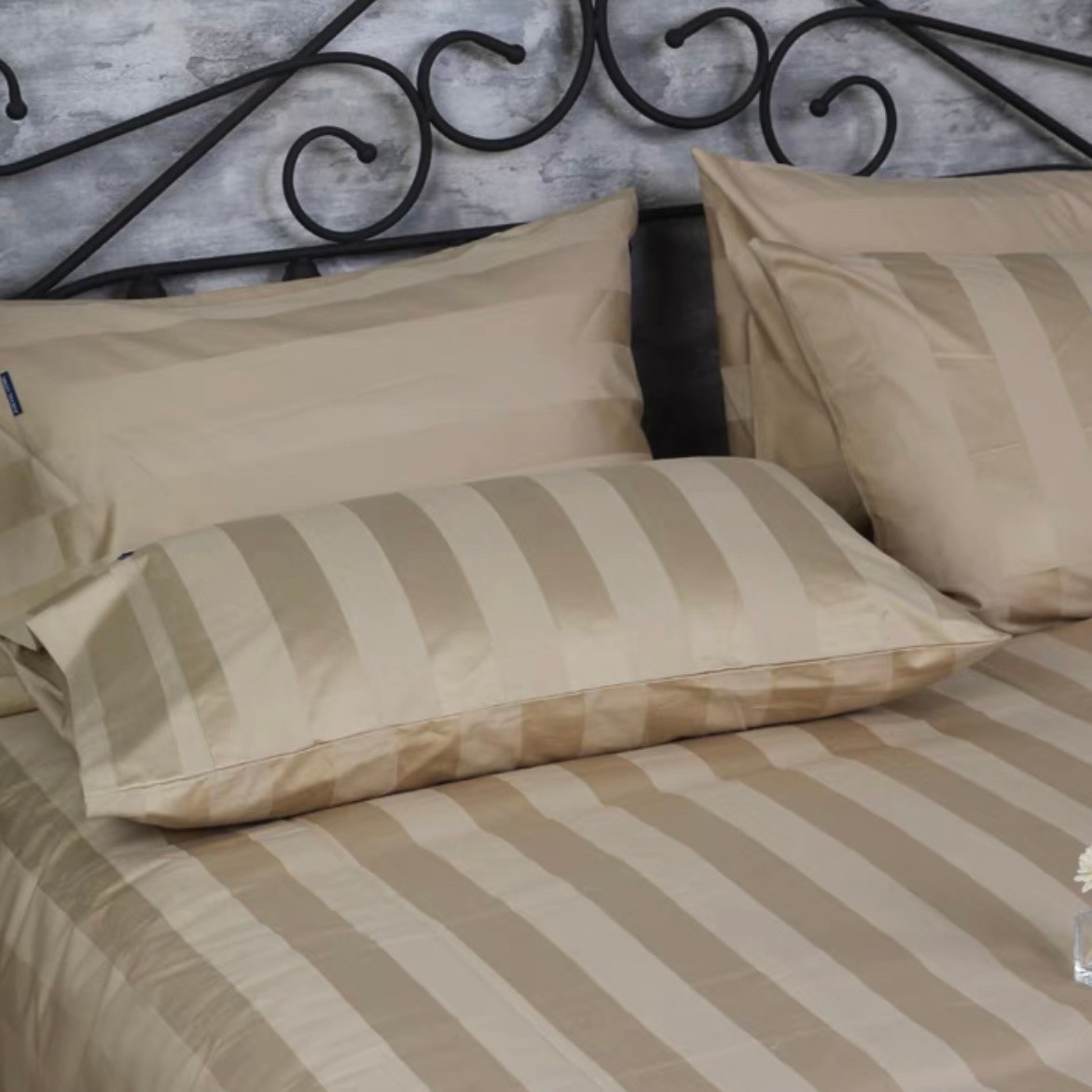 หมอน หมอนหนุนหัว ขนาด 19*29 นิ้ว สีพื้นลายริ้ว คละสี หนัก 600 กรัม ใบละ 70 บ. ขั้นต่ำ 25 ใบ