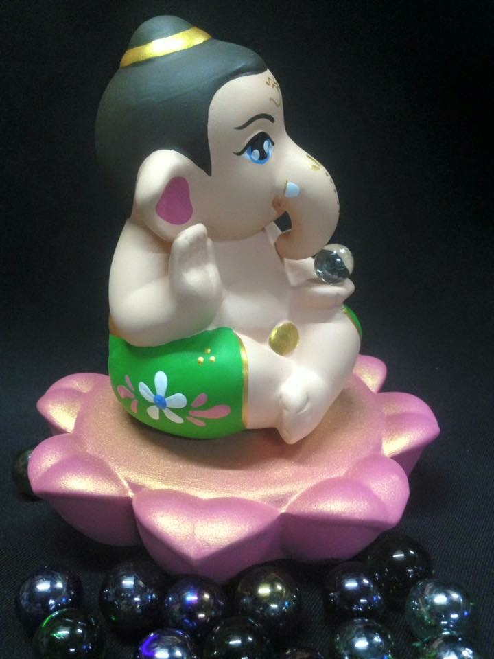 พระพิฆเนศเด็ก ประทานพร นั่งบนใบบัว งานเซรามิก