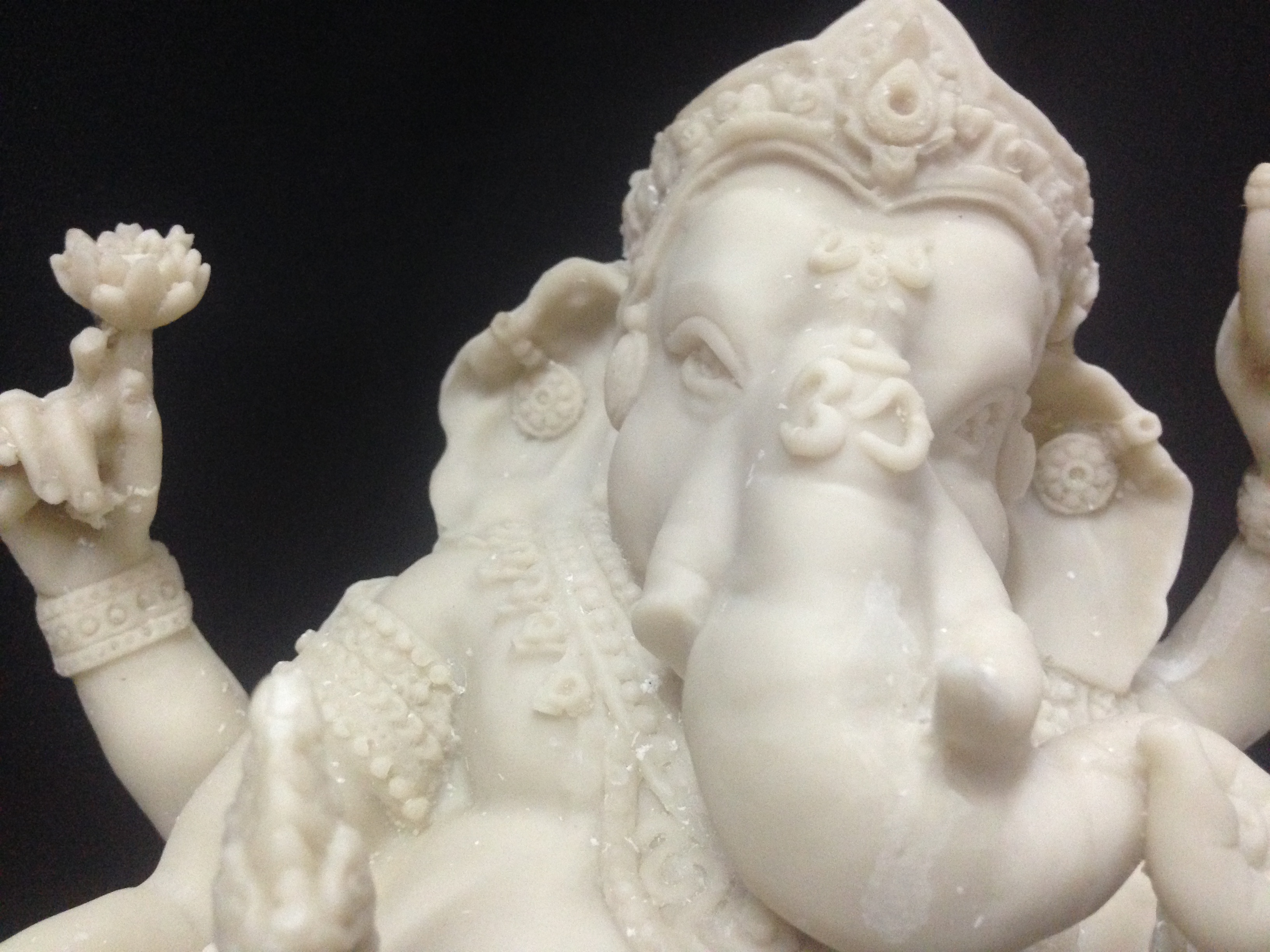 พระพิฆเนศปางนอนเสวยสุข 4 กร เนื้อเรซิ่น สีขาวล้วน