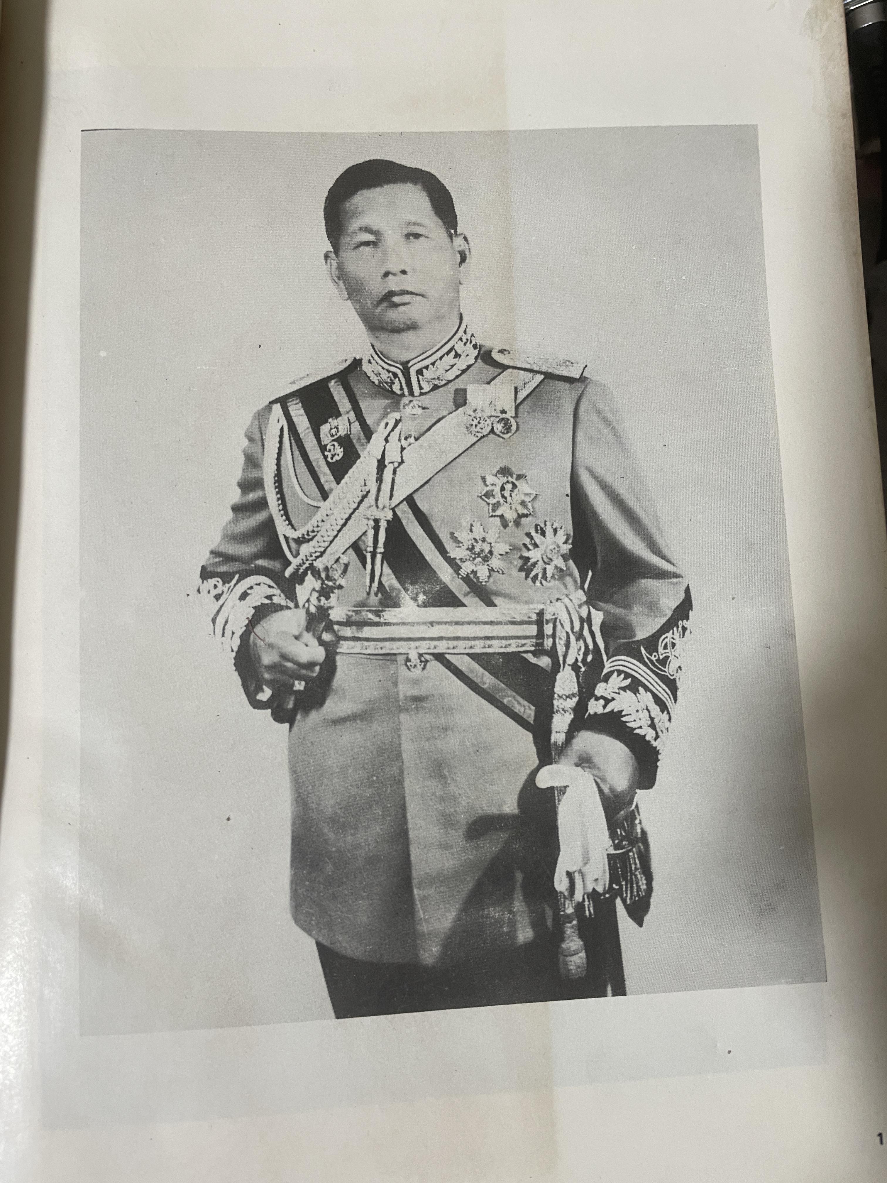 ยอดขุนพล จอมพล สฤษดิ์ ธนะรัชต์ ผู้ยิ่งใหญ่ในแผ่นดิน จัดทำโดย สมาคมวิชาชีพหนังสือพิมพ์แห่งประเทศไทย เป็นหนังสือปกแข็งเล่มใหญ่สภาพใหม่ หนังสือหนา 1,090 หนัา 8,500 กรัม