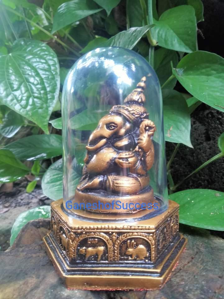 พระพิฆเนศ ปางมหาเศรษฐี ครอบแก้ว ฐาน6เหลี่ยม 12 นักษัตร