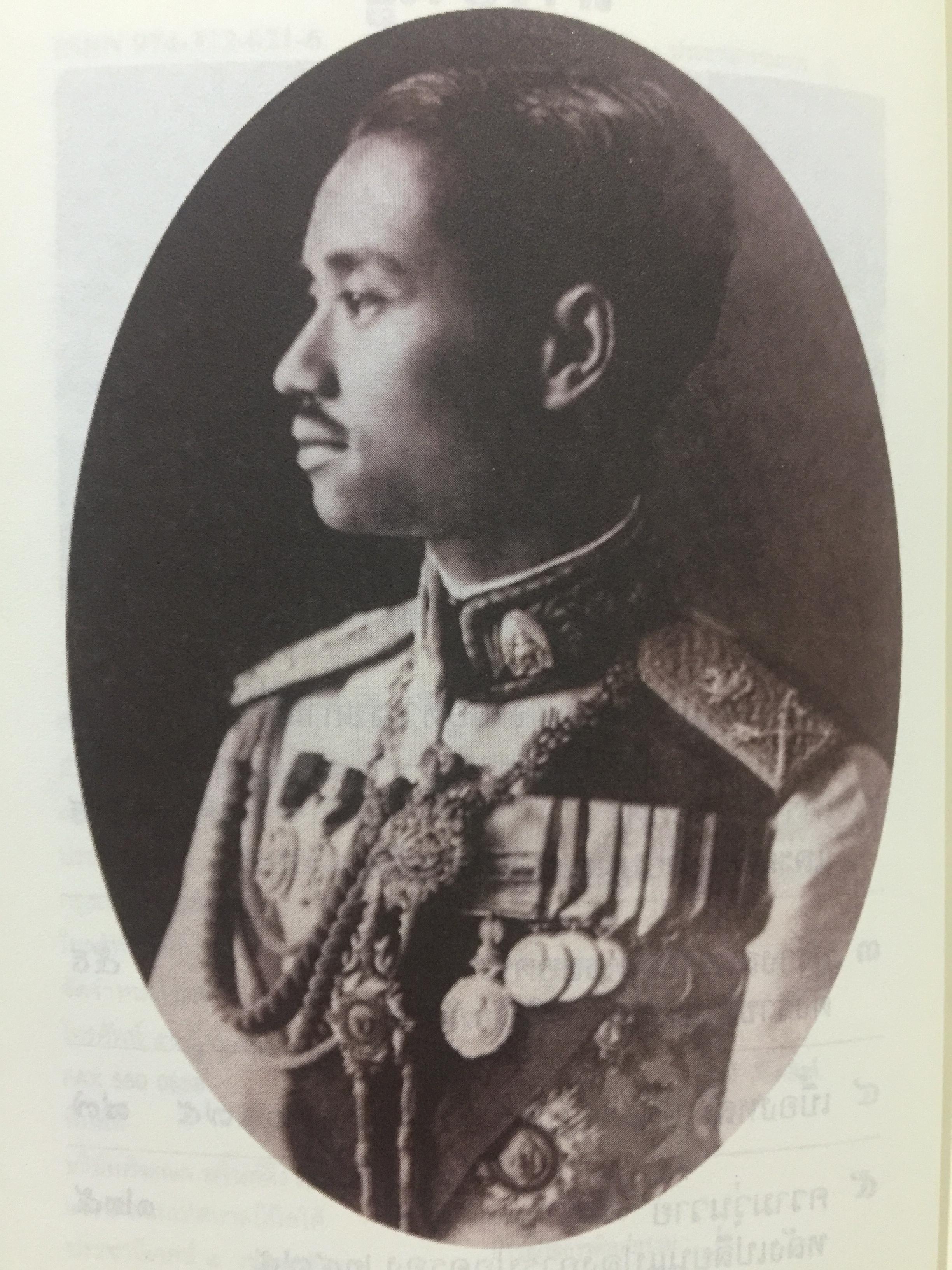 สิ่งที่ข้าพเจ้าพบเห็น. ประวัติศาสตร์เปลี่ยนแปลงการปกครอง 2475. ผู้เขียน ม.จ.พูนพิศมันดิศกุล. เป็นหนังสือชุดศิลปวัฒนธรรมฉบับพิเศษ 1,500 กรัม