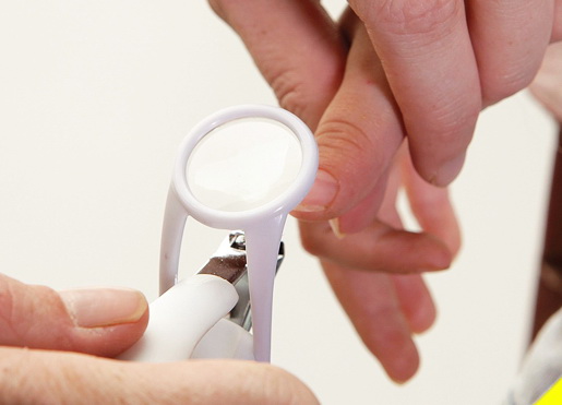 กรรไกรตัดเล็บเด็ก ที่ตัดเล็บติดแว่นขยาย Deluxe Nail Clipper with Magnifying Glass งานคุณภาพ