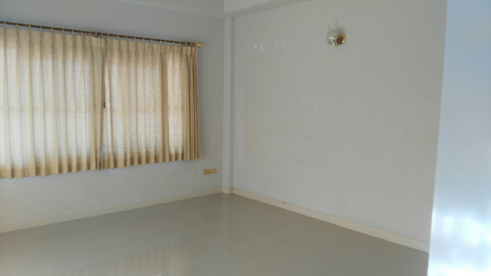 หมู่บ้านศิลปการพาร์ค1-บ้านกล้วย 61.6 ตร.ว.หน้าบ้านไม่ชนใคร เป็นส่วนตัว ติดสวนบรรยากาศดี 3นอน 3น้ำ 1ห้องครัว 1ห้องรับแขก 1ที่จอดรถ ห่างจากถนน กาญจนาภิเษก 2 กม. ใกล้รถไฟฟ้าสายสีม่วง