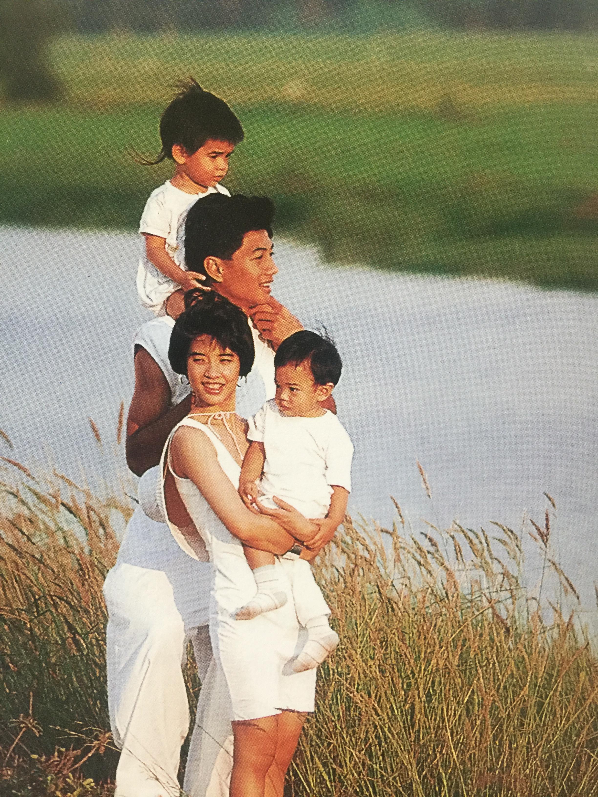 คู่มือเลี้ยงลูก. โดย ศ.พญ.ชนิกา ตู้จินดา. เนื้อหาละเอียดครอบคลุมเรื่องการเลี้ยงลูก ตั้งแต่แรกเกิดถึง 6 ปี 0 กก.