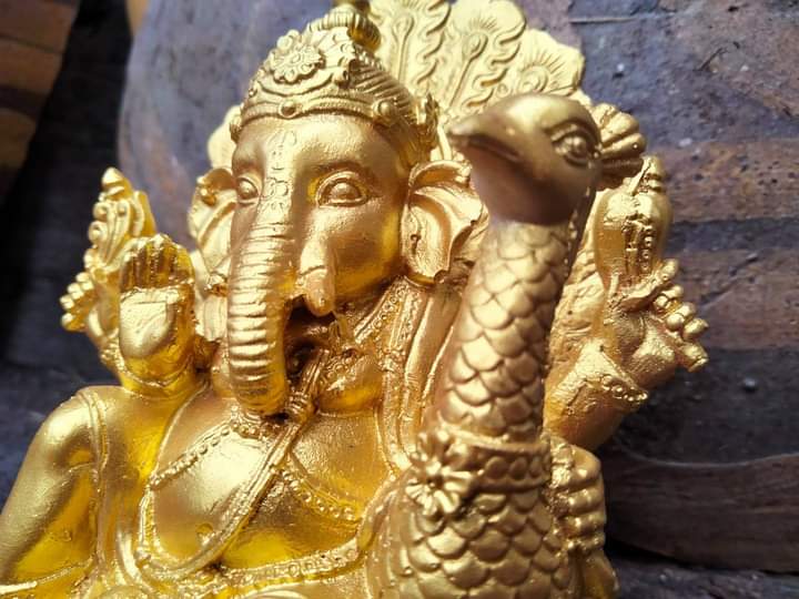 (งานสีใหม่)พระพิฆเนศองค์สีทองประทับคู่นกยูง เสริมความสำเร็จด้านความรัก ความสัมพันธ์และมิตรภาพที่ยั่งยืน...!!!