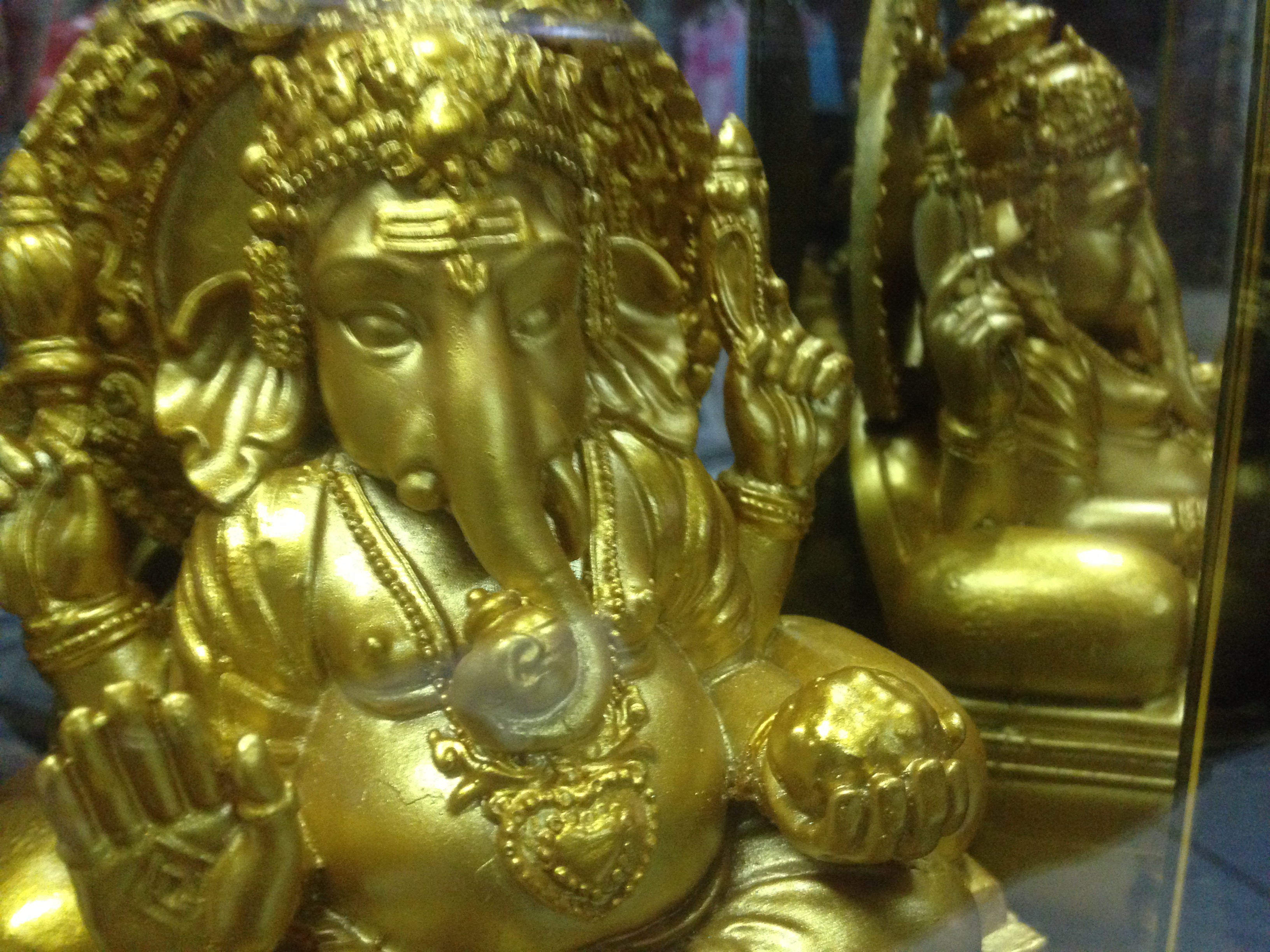 พระพิฆเนศ ปางนั่งบัลลังก์ สีทอง