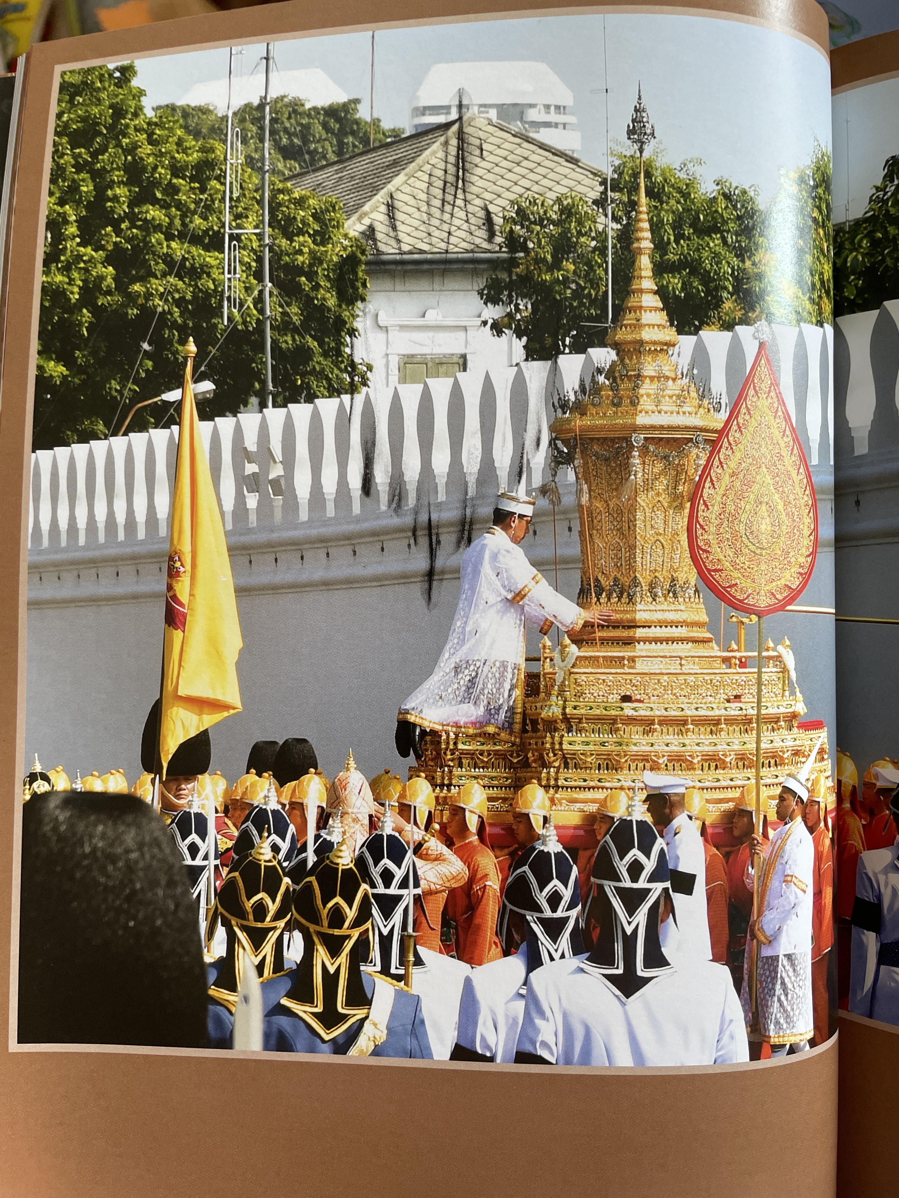 นบพระภูมิบาล สมุดประชุมภาพงานออกพระเมรุมาศ รัชกาลที่ 9 เดือนตุลาคม พุทธศักราช 2560 ศิลปวัฒนธรรม 3,500 กรัม