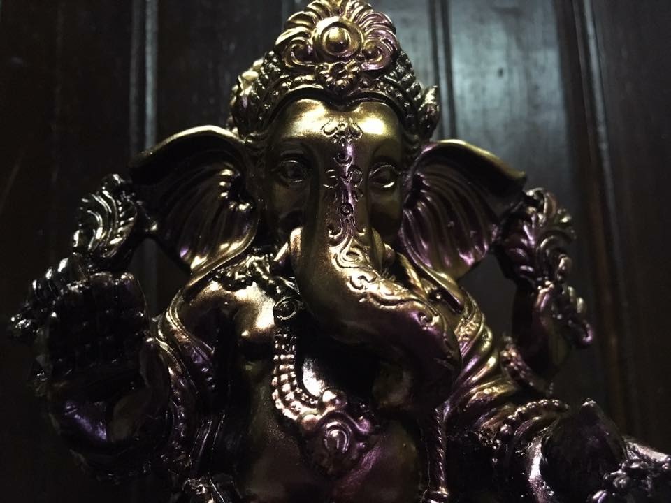 พระพิฆเนศ นั่งบัลลังก์ ประทานพร องค์เล็ก สีม่วงทอง