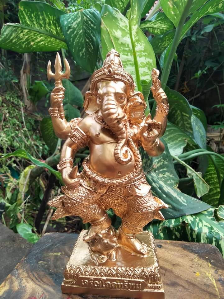 พระพิฆเนศร ปางเจริญโภคทรัพย์ องค์สีทองคำอำพัน ยิ่งเสริมอำนาจและบารมีครับ...