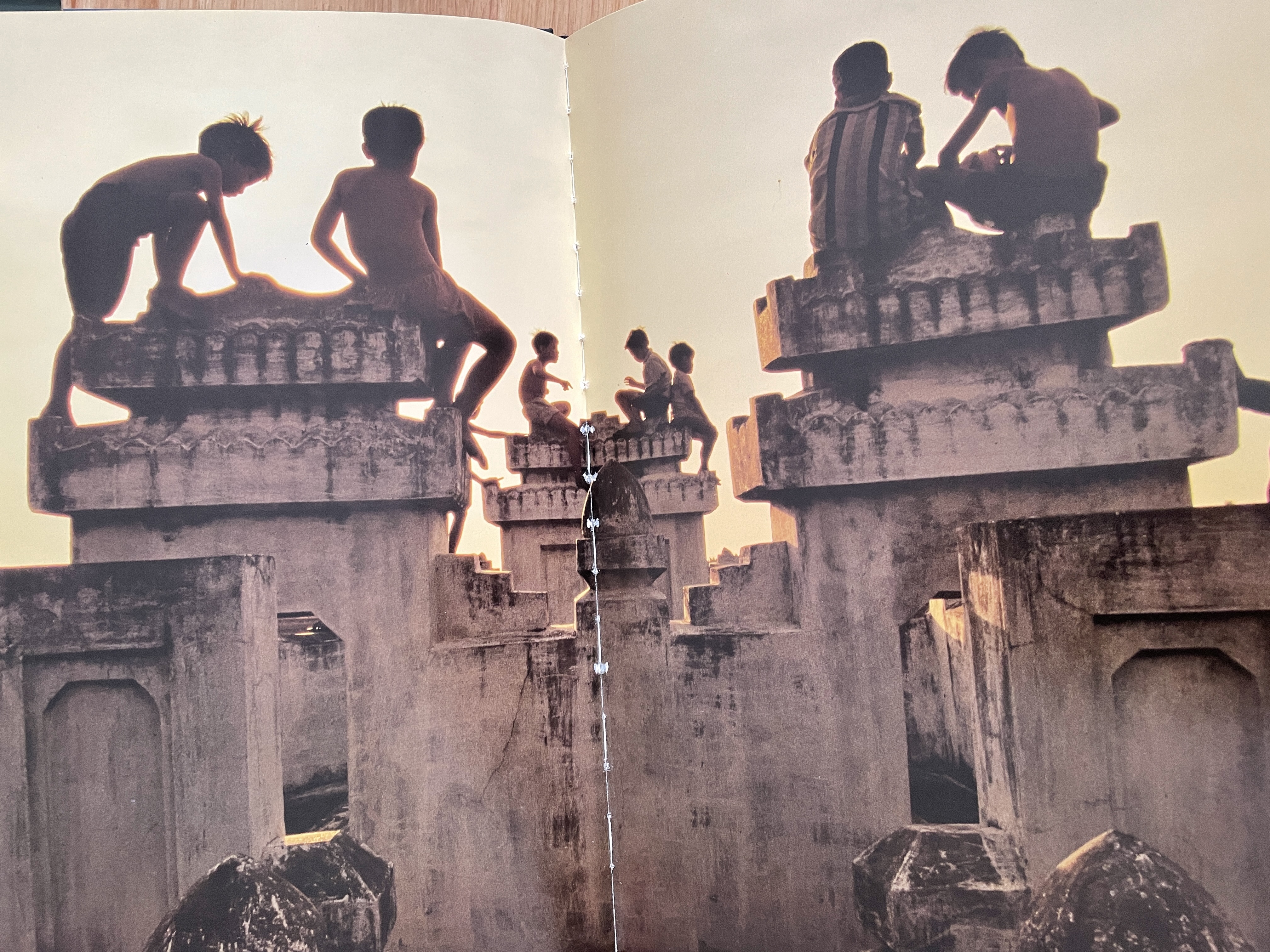 PASSAGE TO. VIETNAM. THROUGH THE. EYES OF SEVENTY PHOTOGRAPHERS. 0 กก.