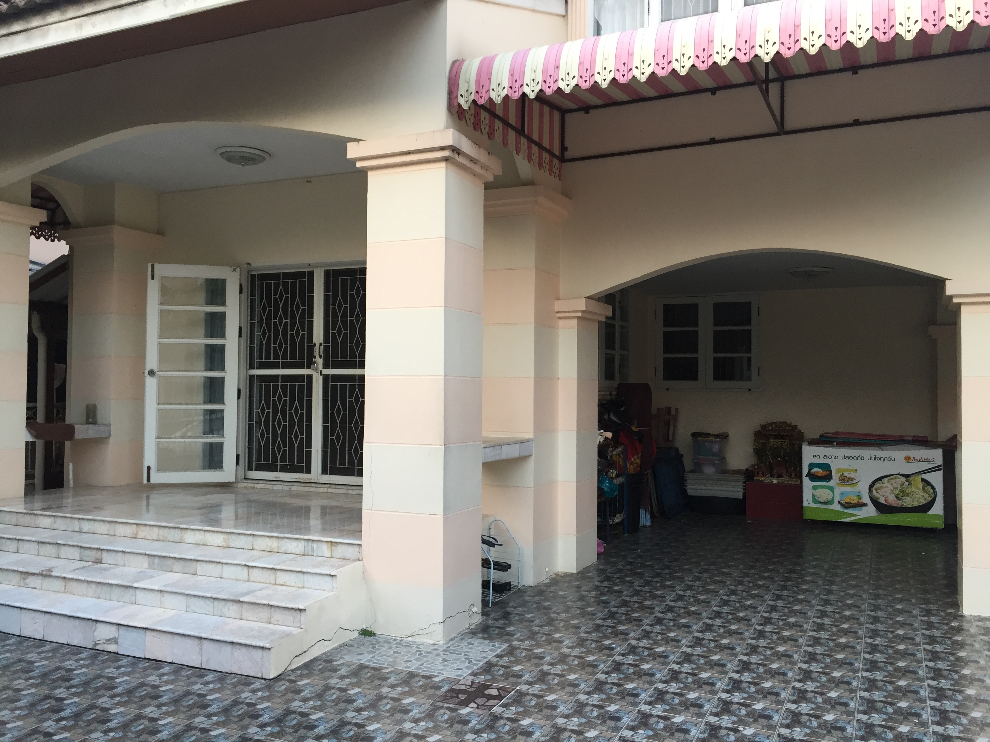 บ้านเดี่ยว 2ชั้น หมู่บ้านวิโรจน์วิลล์ เนื้อที่ 60ตร.ว. 4ห้องนอน 2ห้องน้ำ ถนนกาญจนาภิเษก แยกซอยบ้านกล้วย-ไทรน้อย เข้าออกถนนกาญจนาภิเษกเพียง1 กม.ใกล้รถไฟฟ้าสายสีม่วง