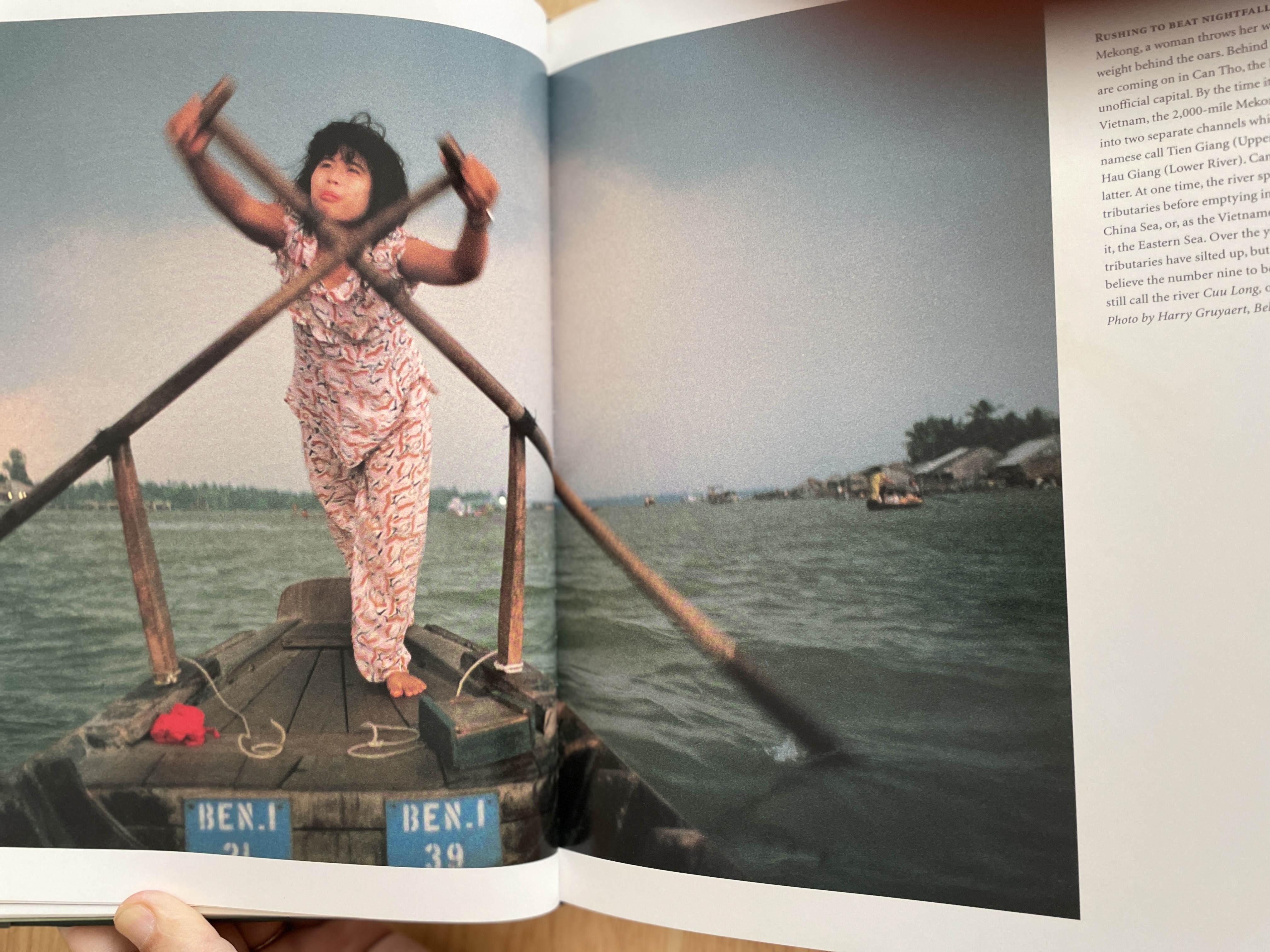 PASSAGE TO. VIETNAM. THROUGH THE. EYES OF SEVENTY PHOTOGRAPHERS. 0 กก.