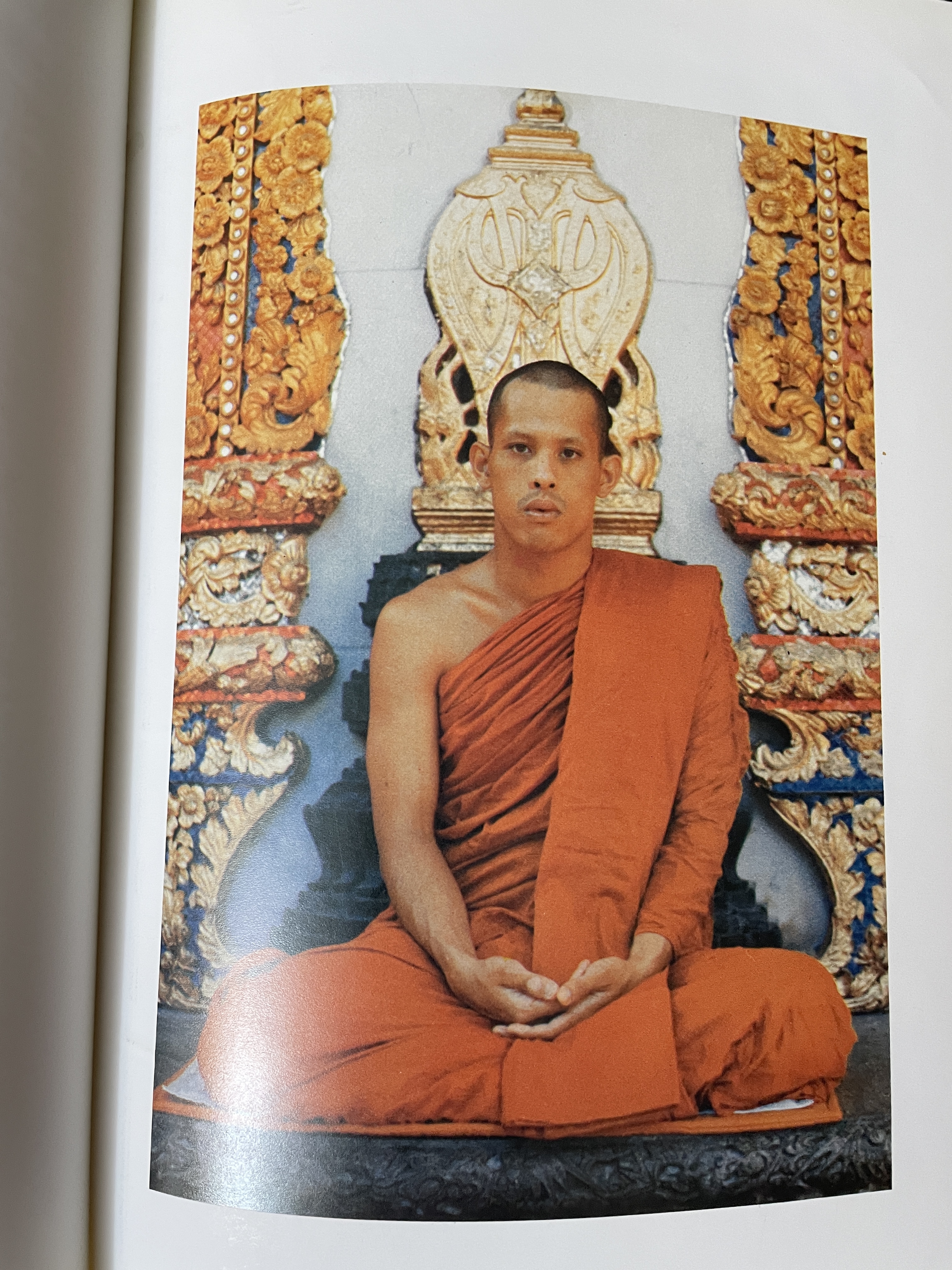 48 พระพรรษา สมเด็จพระบรมโอสาธิราช เจัาฟ้า มหาวชิราลงกรณ์ สยามมงกุฎราชกุมาร เป็นหนังสือเล่มย้กษ์ สภาพใหม่ฯ จากโรงพิมพ์ หนังสือหนา 534 หน้า พิมพ์ครั้งแรก ปี 2543 8,500 กรัม