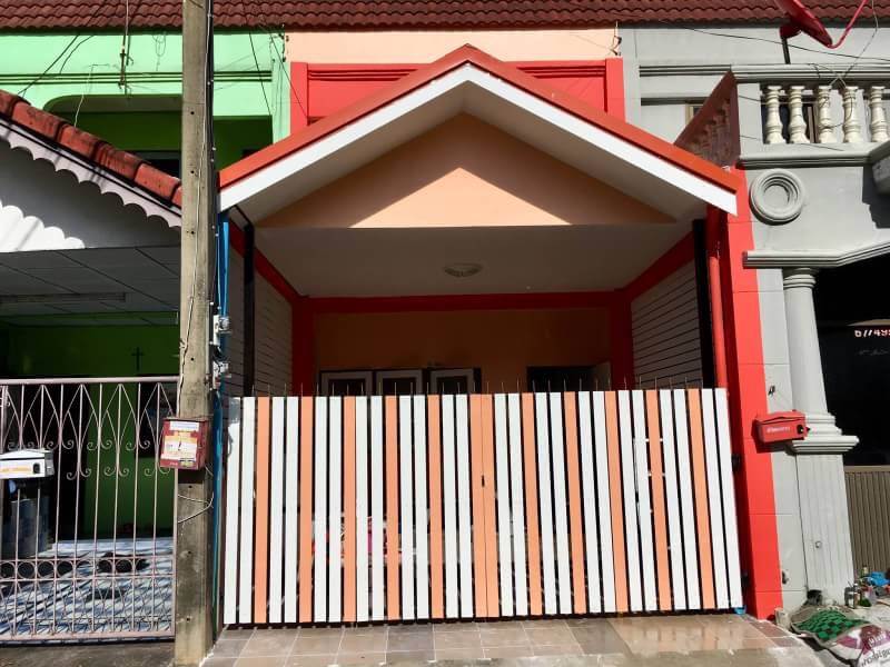 บ้านหลังตลาดปากเกร็ด ทาวน์เฮ้าส์ 2 ชั้น ตัวบ้านลมพัดผ่านดีมาก พื้นที่ 16 ตรว. 2 ห้องนอน 2 ห้องน้ำ 1 ห้องครัวเคาเตอร์ซิงค์ 1 โรงรถ 1 จอด ระเบียง หน้า-หลัง