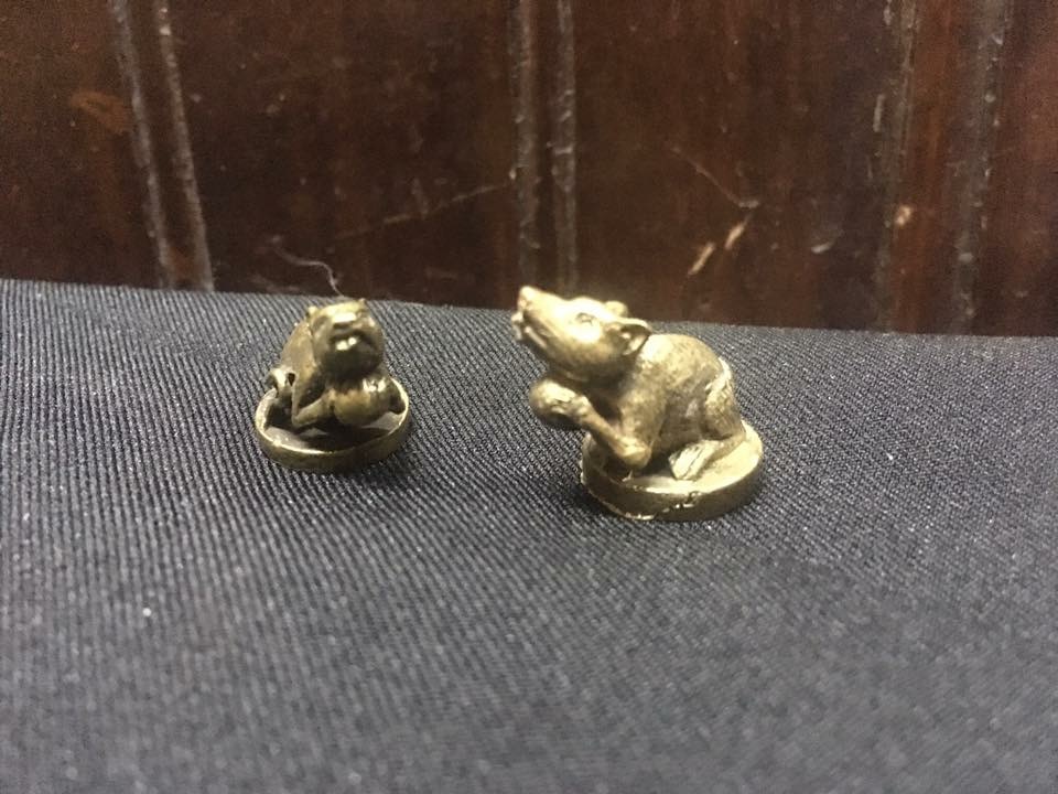 หนู ถือลูกแก้ว ทองเหลือง