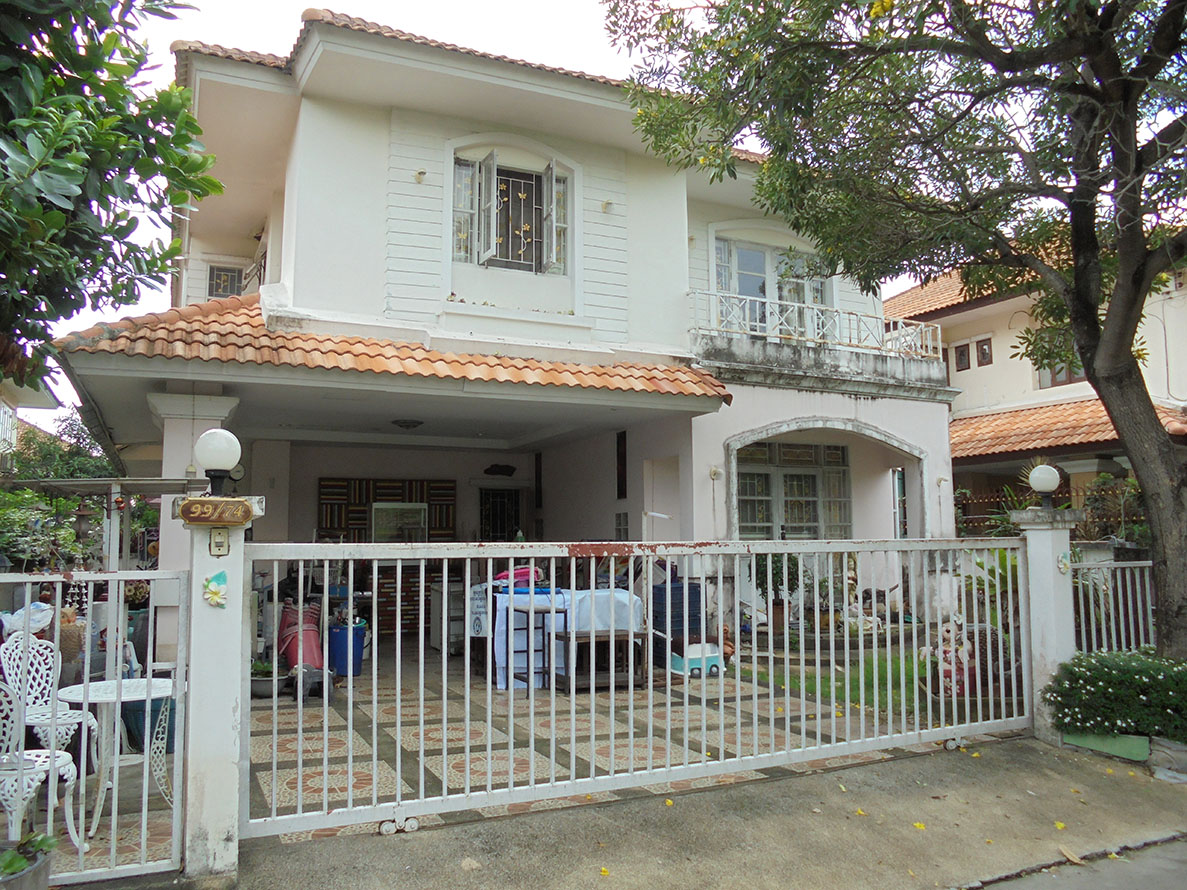 หมู่บ้านศิลปการพาร์ค1-บ้านกล้วย 61.6 ตร.ว.หน้าบ้านไม่ชนใคร เป็นส่วนตัว ติดสวนบรรยากาศดี 3นอน 3น้ำ 1ห้องครัว 1ห้องรับแขก 1ที่จอดรถ ห่างจากถนน กาญจนาภิเษก 2 กม. ใกล้รถไฟฟ้าสายสีม่วง