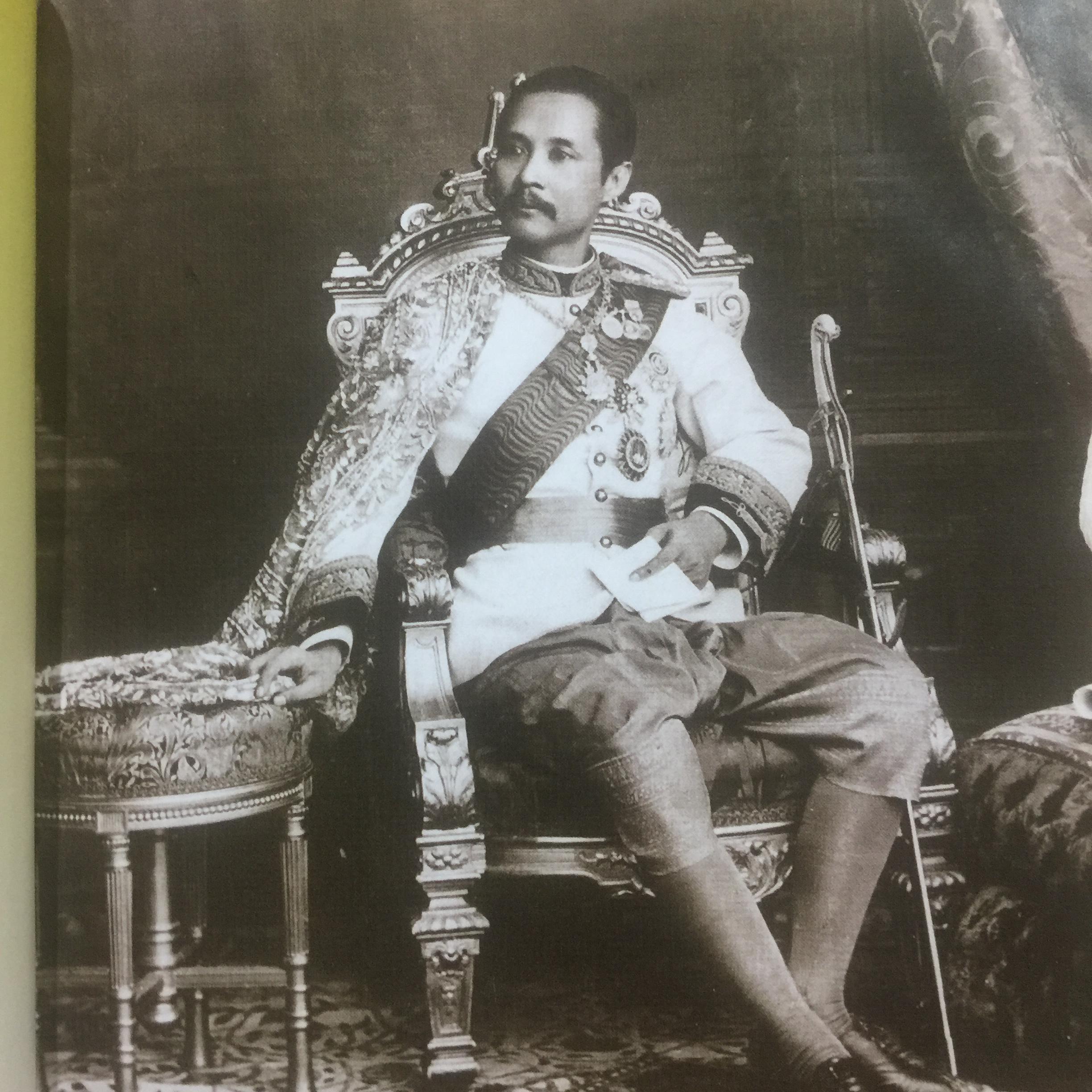 100 ปี. จารึกเสมียนตรา กระทรวงกลาโหม พิมพ์ครั้งแรกปี 2552. 3 กก.