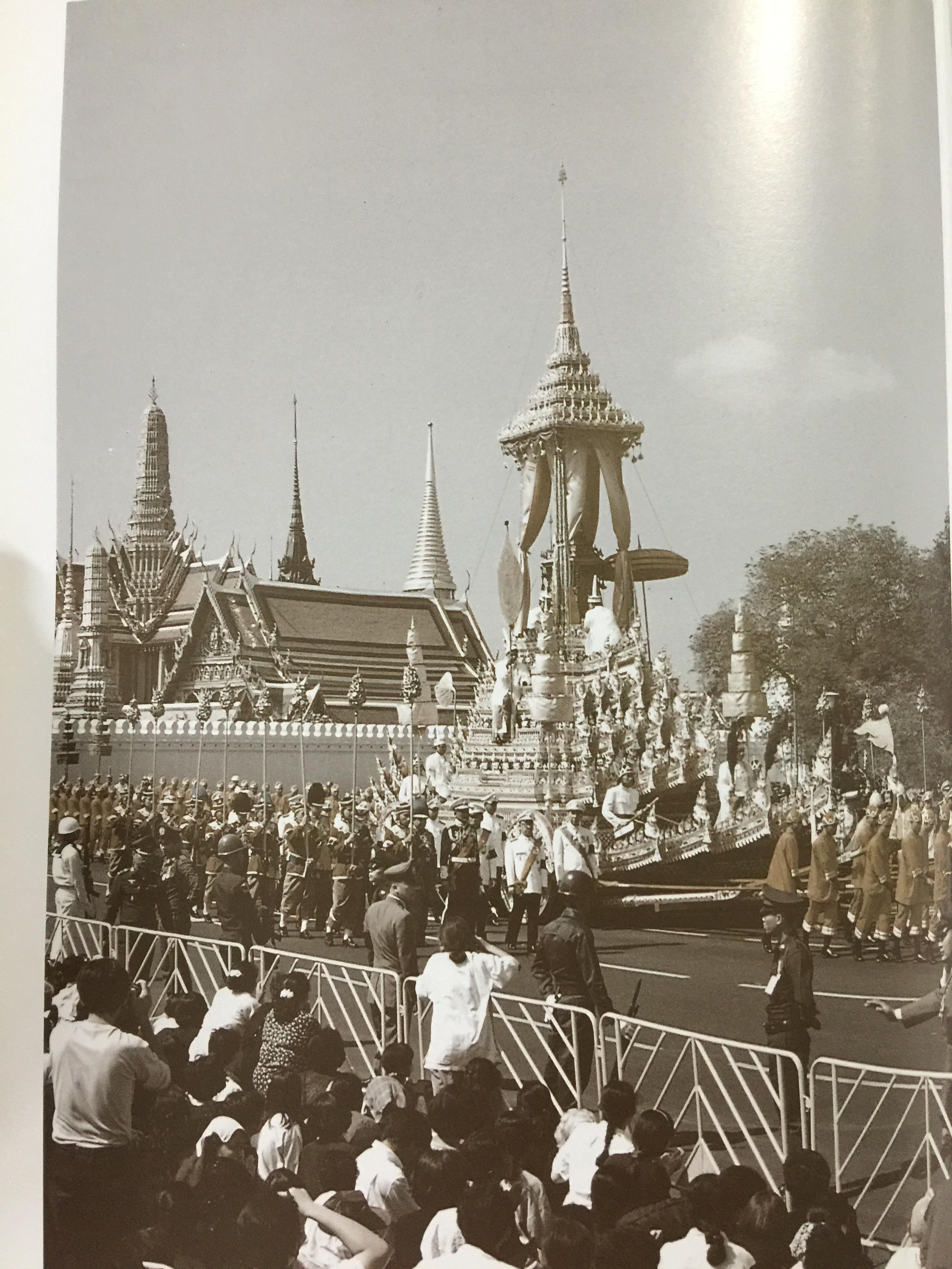 85 ปี แห่งการสถาปนากรมศิลปากร กรมศิลปากรจัดพิมพ์ เนื่องในโอกาสวันสถาปนากรมศิลปกร ปี 2539. 2,500 กรัม